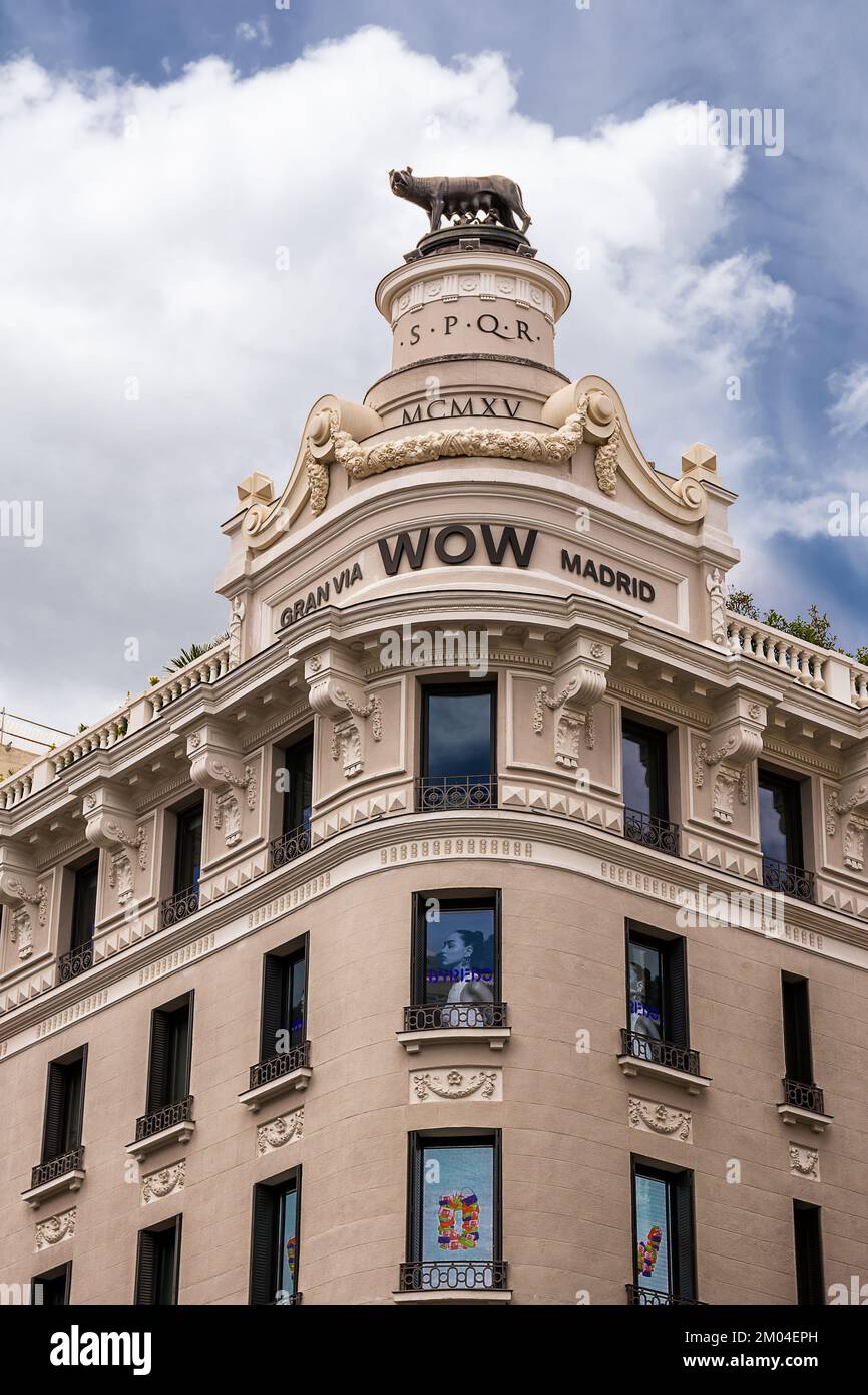 Madrid, Spanien - 20. Juni 2022: Denkmal der Wölfin von Rom auf dem Hotel Roma an der Gran Via in Madrid Stockfoto