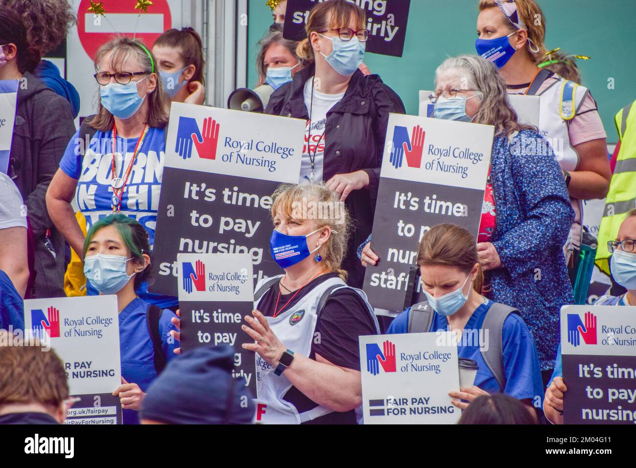 London, Großbritannien. 03.. Juli 2021. Demonstranten halten Plakate, die eine gerechte Bezahlung für Krankenschwestern während der Demonstration vor dem Universitätsklinikum fordern. Krankenschwestern, Arbeiter und Unterstützer des NHS (National Health Service) marschierten durch das Zentrum Londons und verlangten eine faire Lohnerhöhung für NHS-Mitarbeiter und allgemein Unterstützung des NHS. Kredit: SOPA Images Limited/Alamy Live News Stockfoto