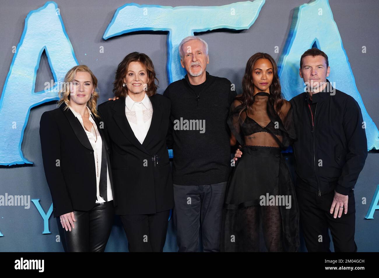 (Von links nach rechts) Kate Winslet, Sigourney Weaver, James Cameron, Zoe Saldana und Sam Worthington nehmen an einem Fotoanruf für ihren neuen Film Avatar: The Way of Water im Zentrum von London Teil. Foto: Sonntag, 4. Dezember 2022. Stockfoto