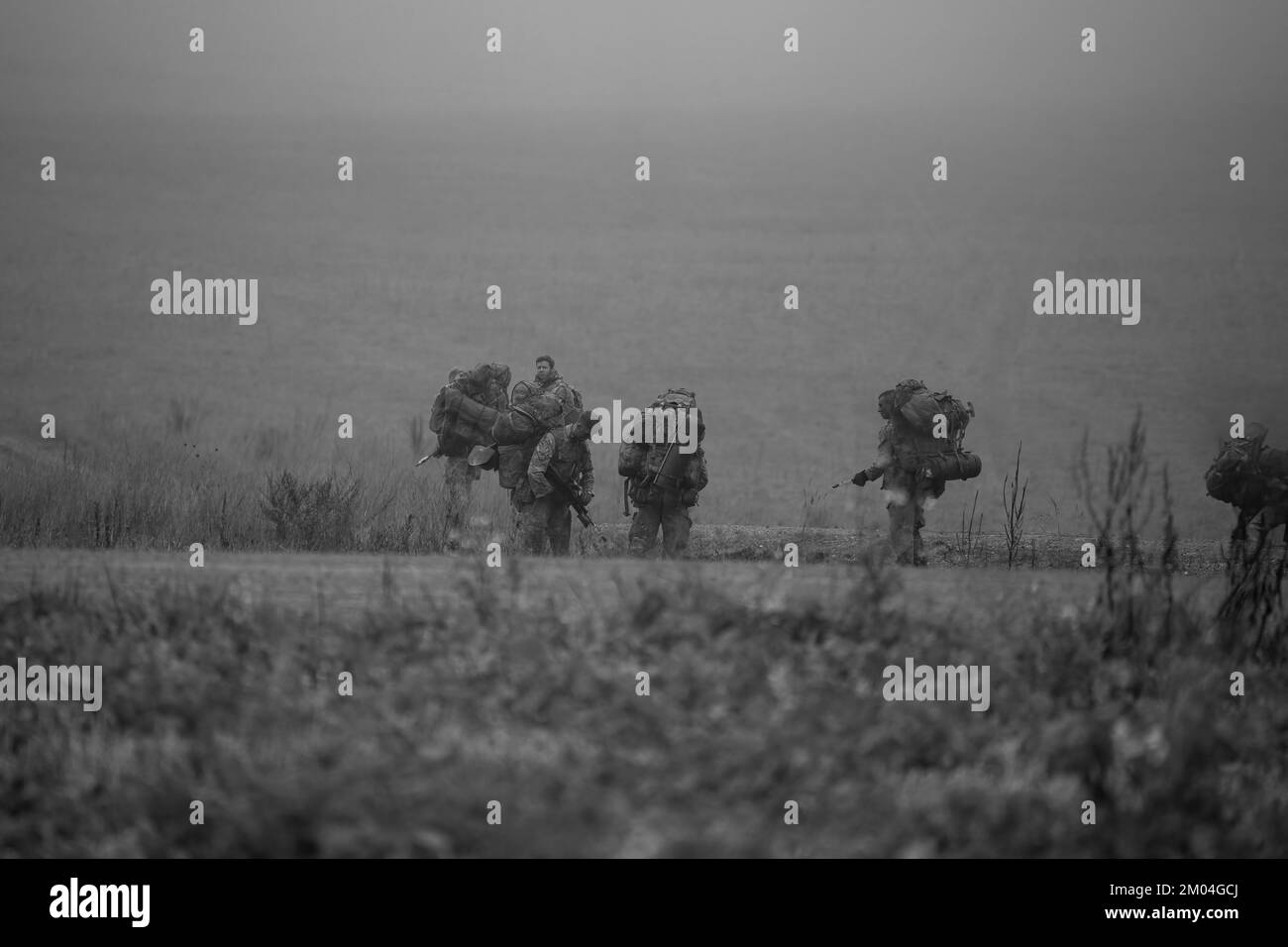 Eine Einheit britischer Armeesoldaten auf einer 40kg geladenen märz TAB Militärübung, Wiltshire UK Stockfoto