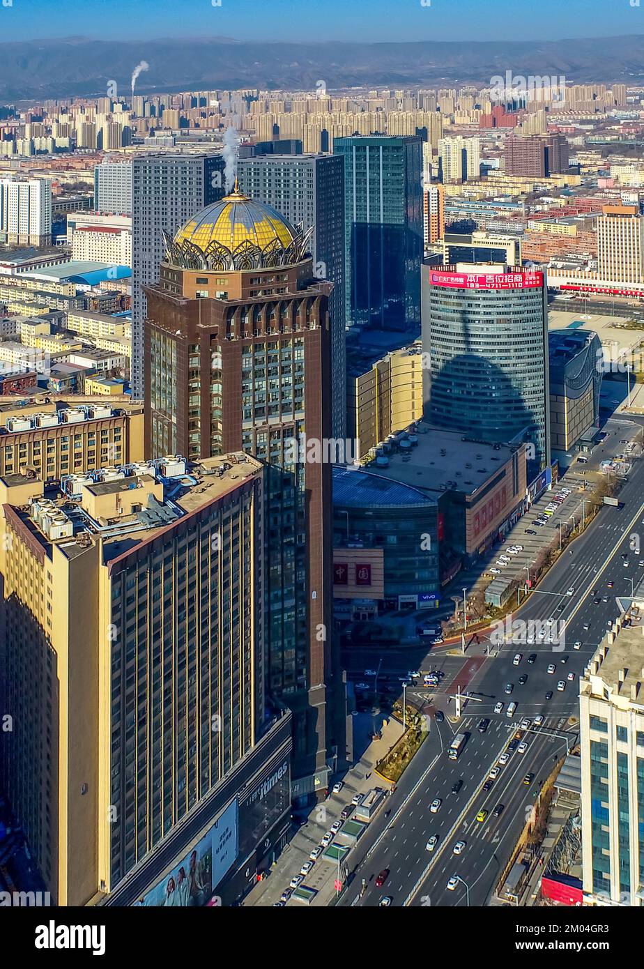HOHHOT, CHIAN - 4. DEZEMBER 2022 - Luftfotos von Fahrzeugen, die durch eine Straße in Hohhot fahren, innere Mongolei Autonome Region, China, 4. Dezember 20 Stockfoto