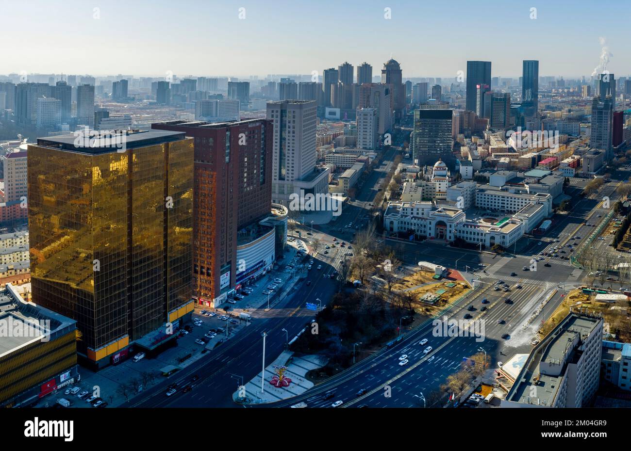 HOHHOT, CHIAN - 4. DEZEMBER 2022 - Luftfotos von Fahrzeugen, die durch eine Straße in Hohhot fahren, innere Mongolei Autonome Region, China, 4. Dezember 20 Stockfoto