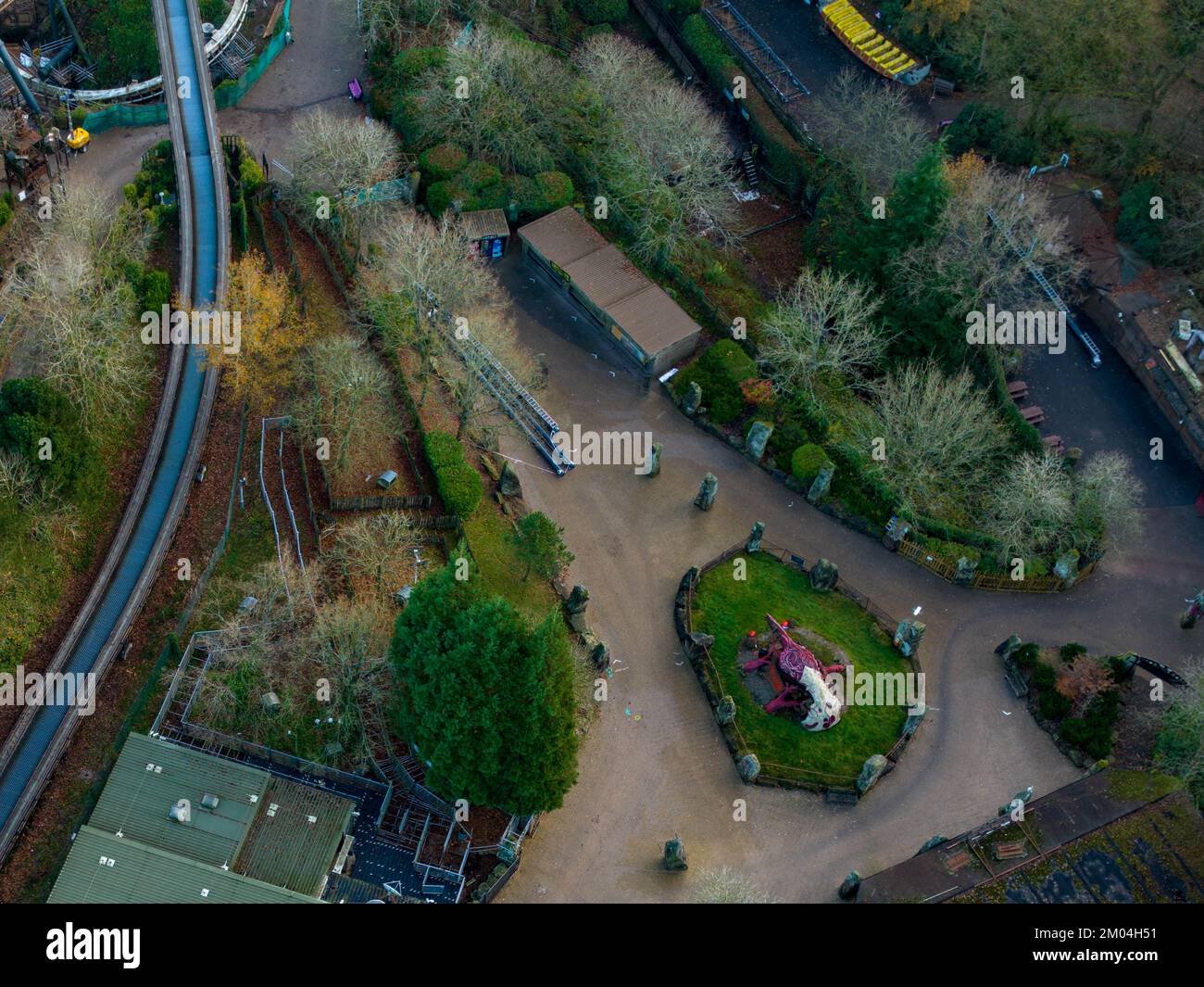 Luftdrohne aus dem Air Filmmaterial von Nemesis Rollercoaster in Alton Towers entfernt 2022 , der letzte Abschnitt der Rennstrecke ist entfernt zu sehen Stockfoto