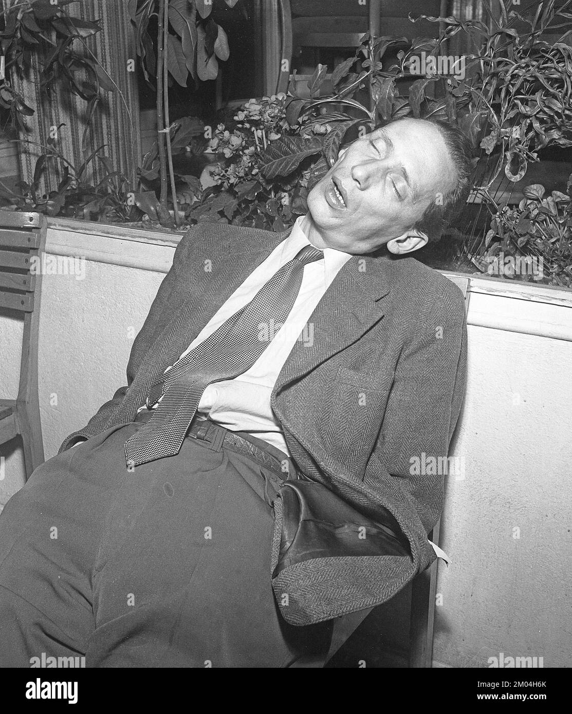 Ein Nickerchen in den 1950er. Ein Mann ist eingeschlafen und weiß nicht, dass das Bild aufgenommen wurde. Schweden 1951Kristoffersson Ref. BB29-12 Stockfoto