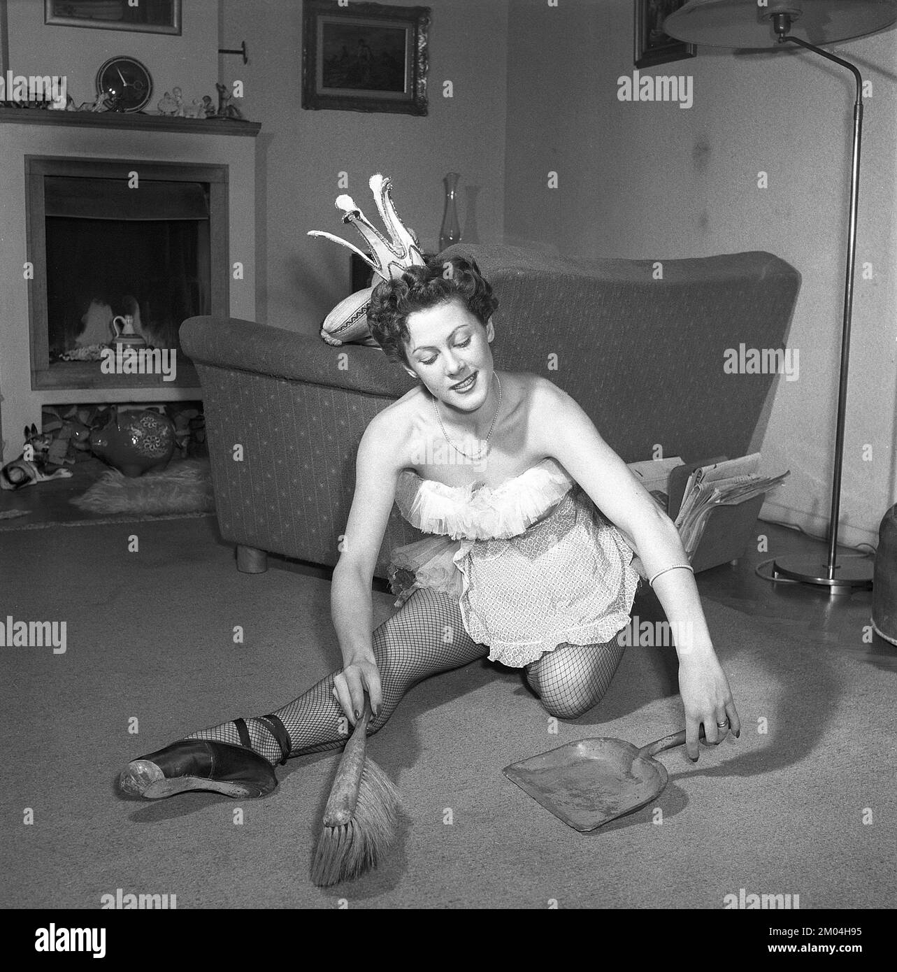 Ballerina in den 1950er. Eine junge Ballerina in Kostüm und Schuhen putzt den Boden mit einer Bürste und einer Kehrschaufel. Sie heißen Kerstin Bratt Deckner und John-Ivar Deckner, Theatertänzer und Schauspieler. Schweden 1953 Kristoffersson Ref BK4-9 Stockfoto