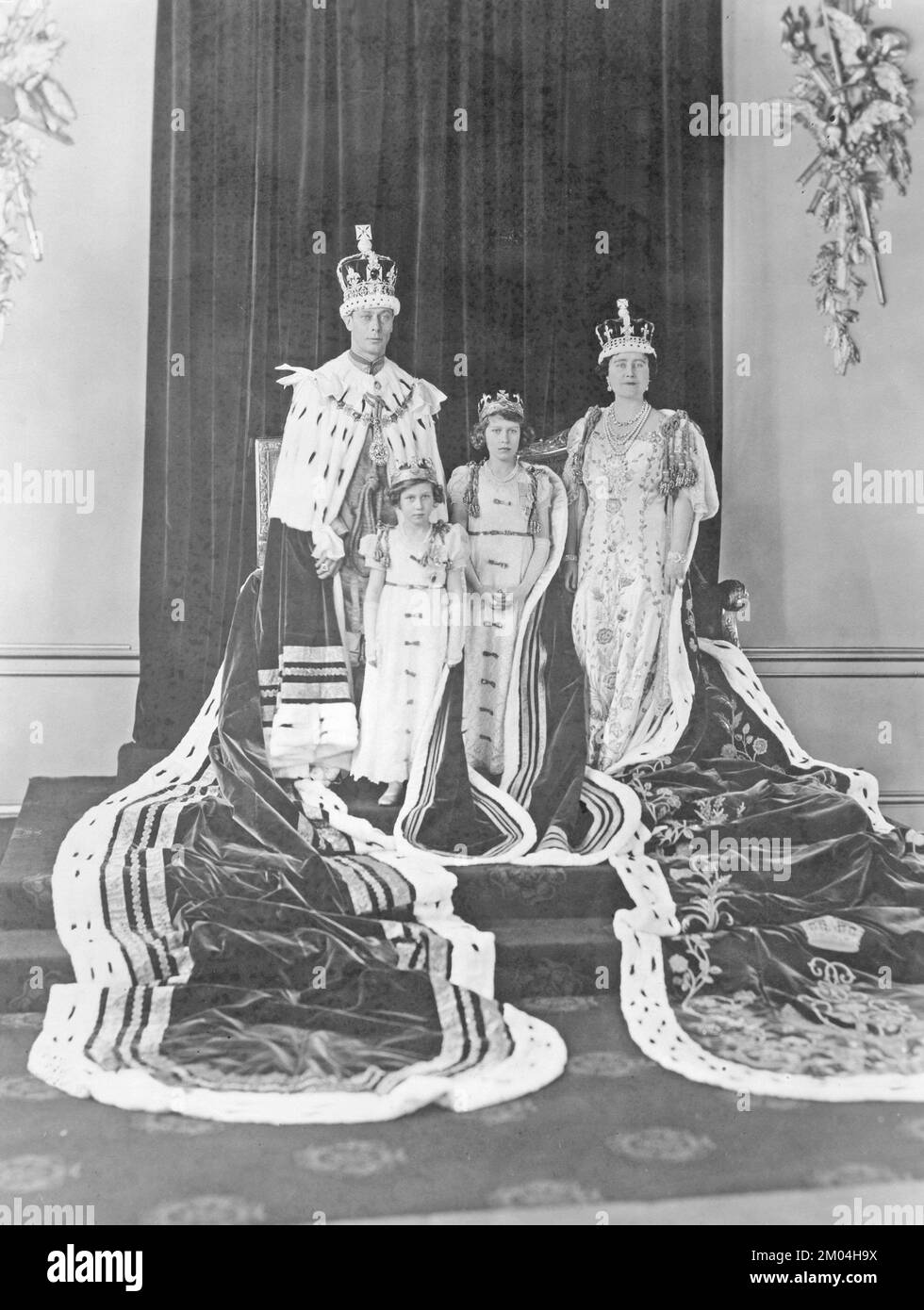 Königliche Familie von England. Foto von der Westminster Abbey am Tag der Krönung von König George VI. Und Königin Elizabeth Mai 12 1937. Zusammen mit ihren Töchtern Prinzessin Margaret und Prinzessin Elizabeth. Stockfoto