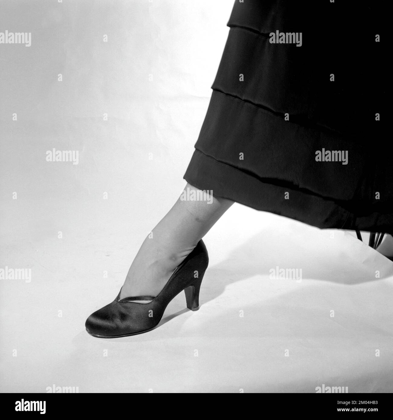 Damenmode in den 1950er. Eine Frau, die die Schuhmode des Jahres 1950 trägt. Ein Paar schwarze Schuhe. Schweden 1950 Ref. i1726 Stockfoto