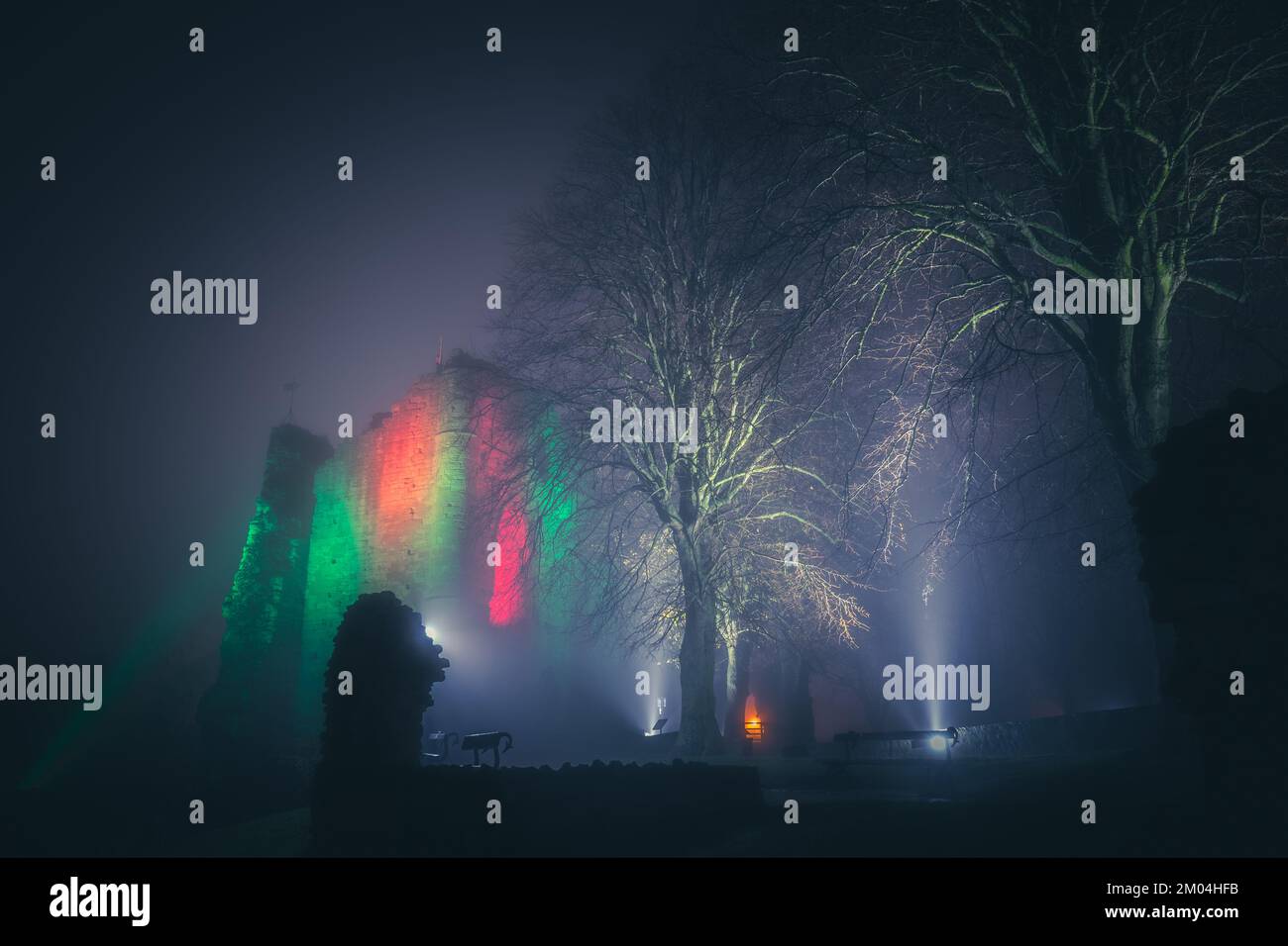Knaresborough Castle im Nebel bei Nacht, North Yorkshire Stockfoto