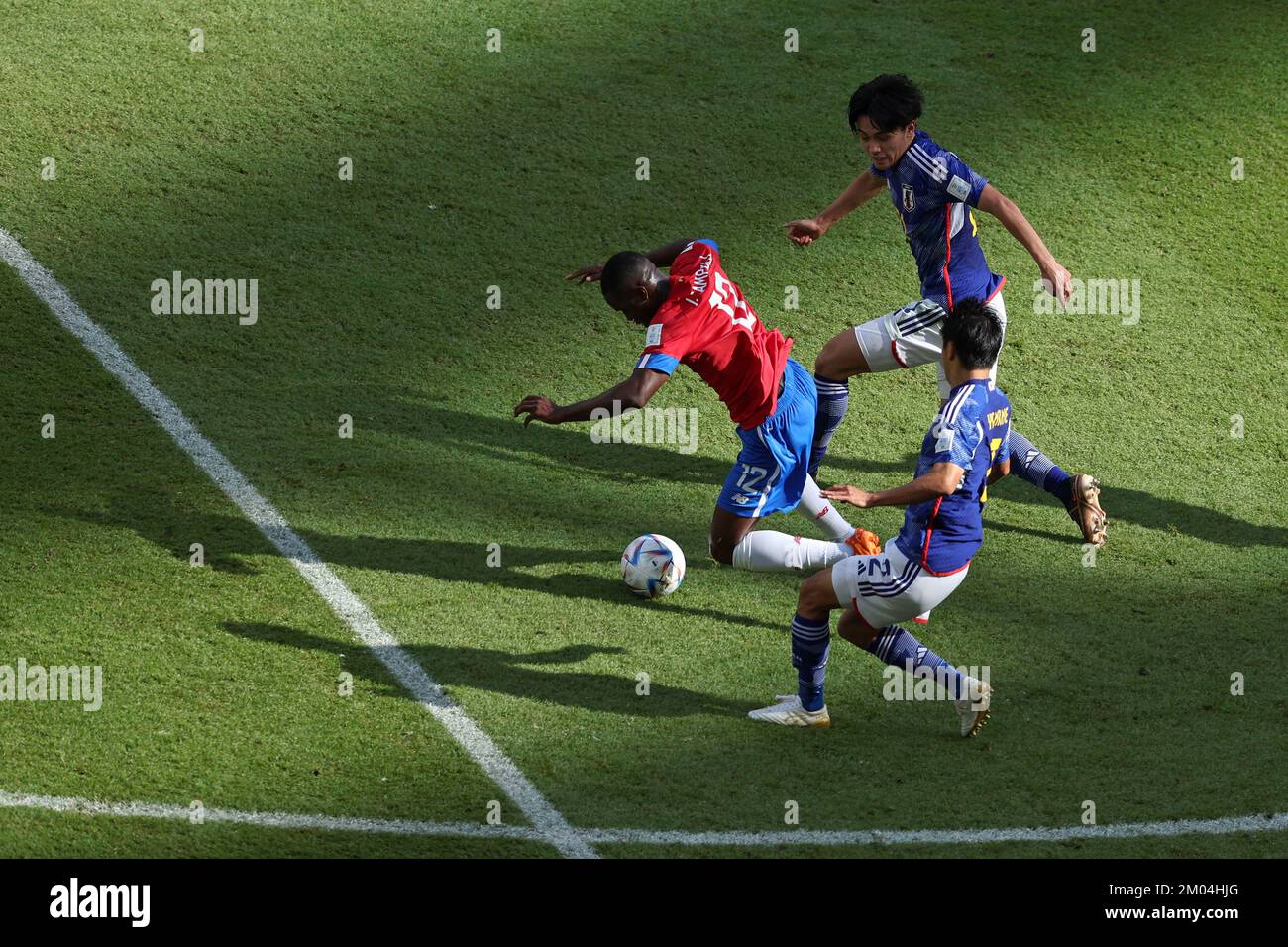 DOHA, KATAR - NOVEMBER 27: FIFA-Weltmeisterschaft Katar 2022 Gruppe E zwischen Japan und Costa Rica im Ahmad bin Ali Stadion am 27. November 2022 in Doha, Katar. Joel Campbell aus Costa Rica Miki Yamane aus Japan © diebilderwelt / Alamy Stock Stockfoto