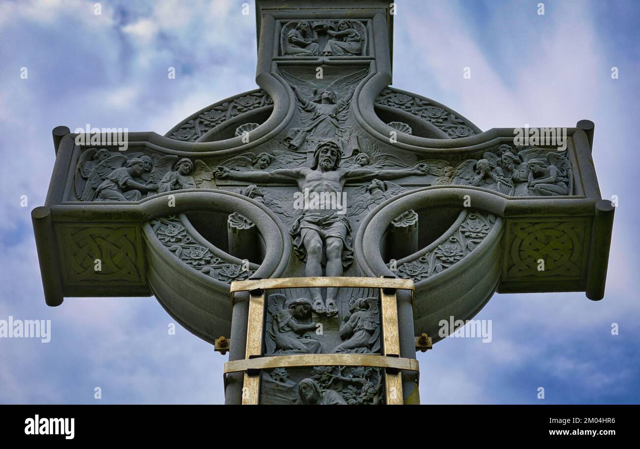 Lord Carbery's Cross zeigt biblische Szenen und unterstützt von Edelstahlverstärkung, Croachna Hill, West Cork, Irland Stockfoto