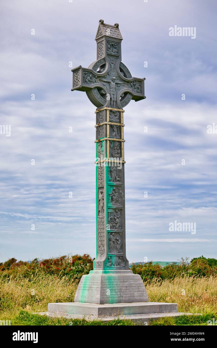 Lord Carbery's Cross zeigt biblische Szenen und unterstützt von Edelstahlverstärkung, Croachna Hill, West Cork, Irland Stockfoto