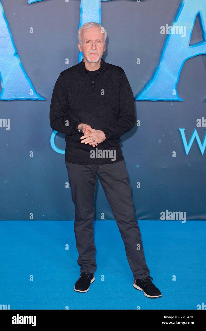 London, Vereinigtes Königreich 4. Dezember, 2022 . James Cameron fotografierte im AVATAR The Way of Water Photocall im Corinthia Hotel. Kredit: Alan D West/Alamy Live News Stockfoto