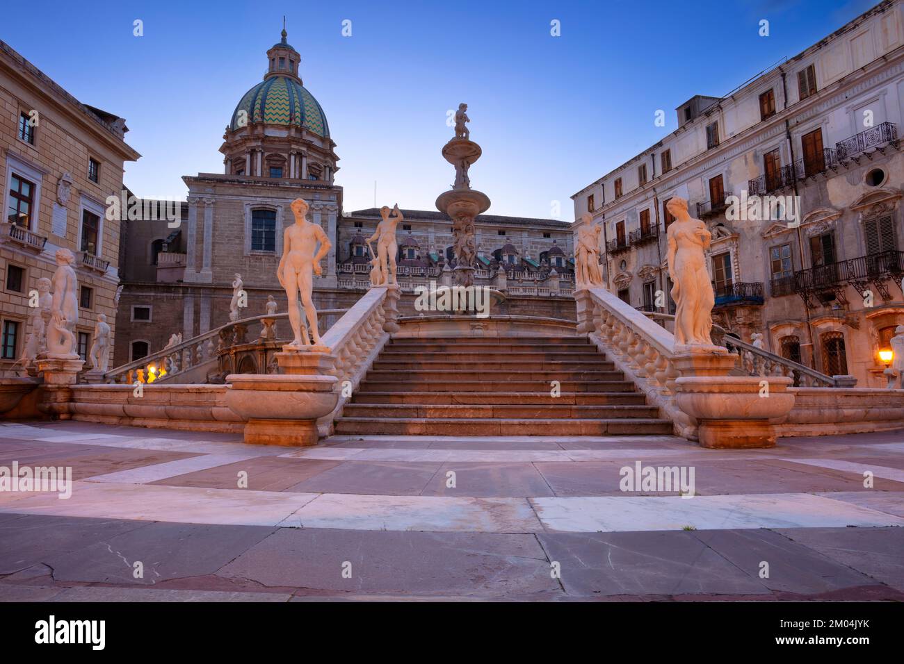 Palermo, Sizilien, Italien. Stadtbild von Palermo, Sizilien mit dem berühmten Prätorianbrunnen auf der Piazza Pretoria bei Sonnenuntergang. Stockfoto