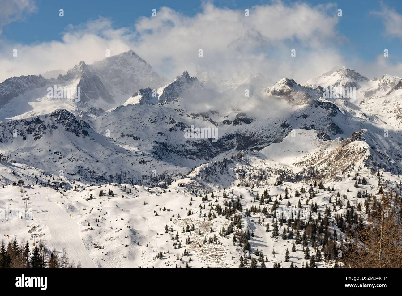 Luftaufnahme von Madonna di Campiglio und Usus Snowpark im Val Rendena dolomiten Trentino Italien im Winter Stockfoto