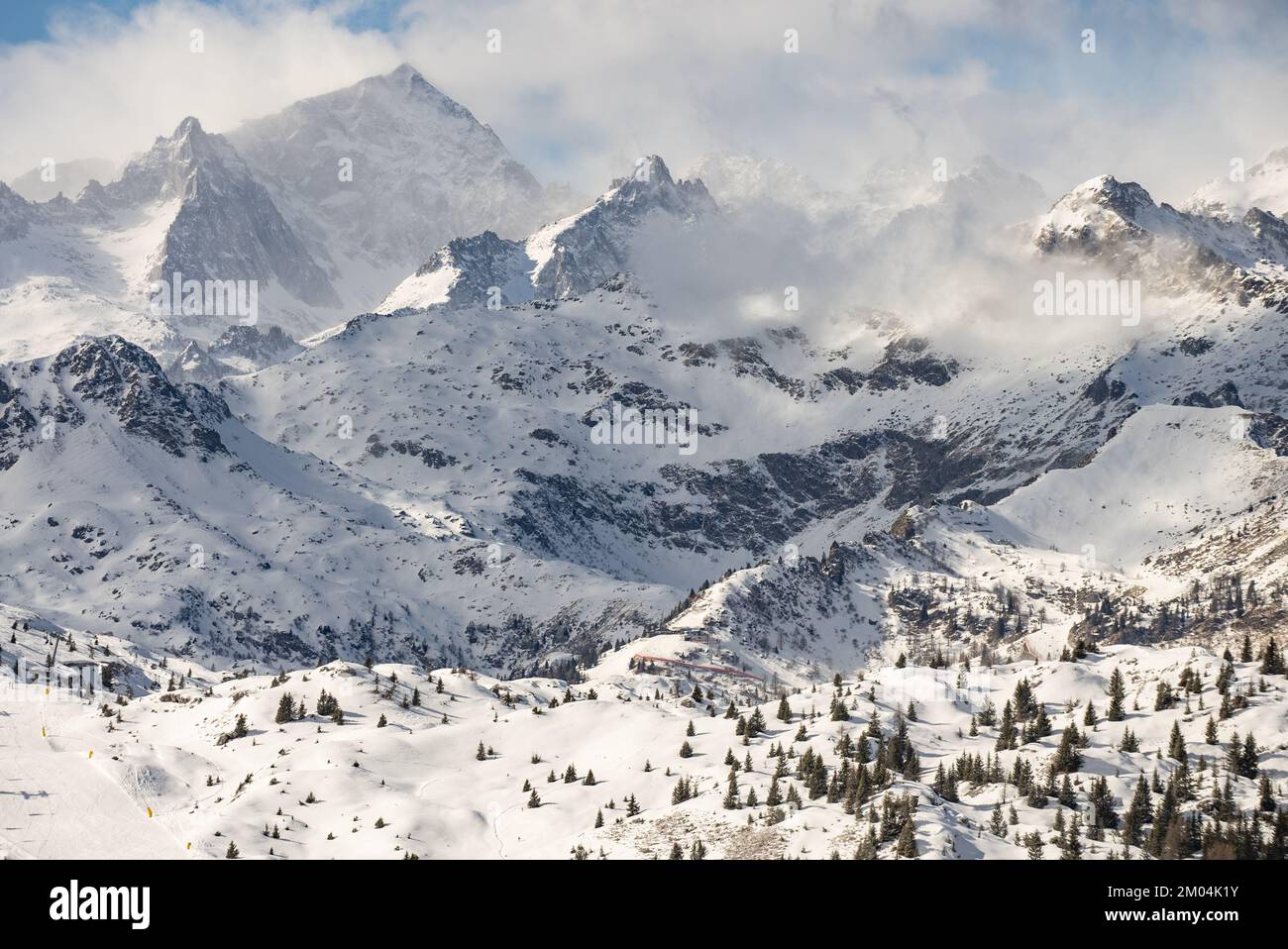 Luftaufnahme von Madonna di Campiglio und Usus Snowpark im Val Rendena dolomiten Trentino Italien im Winter Stockfoto