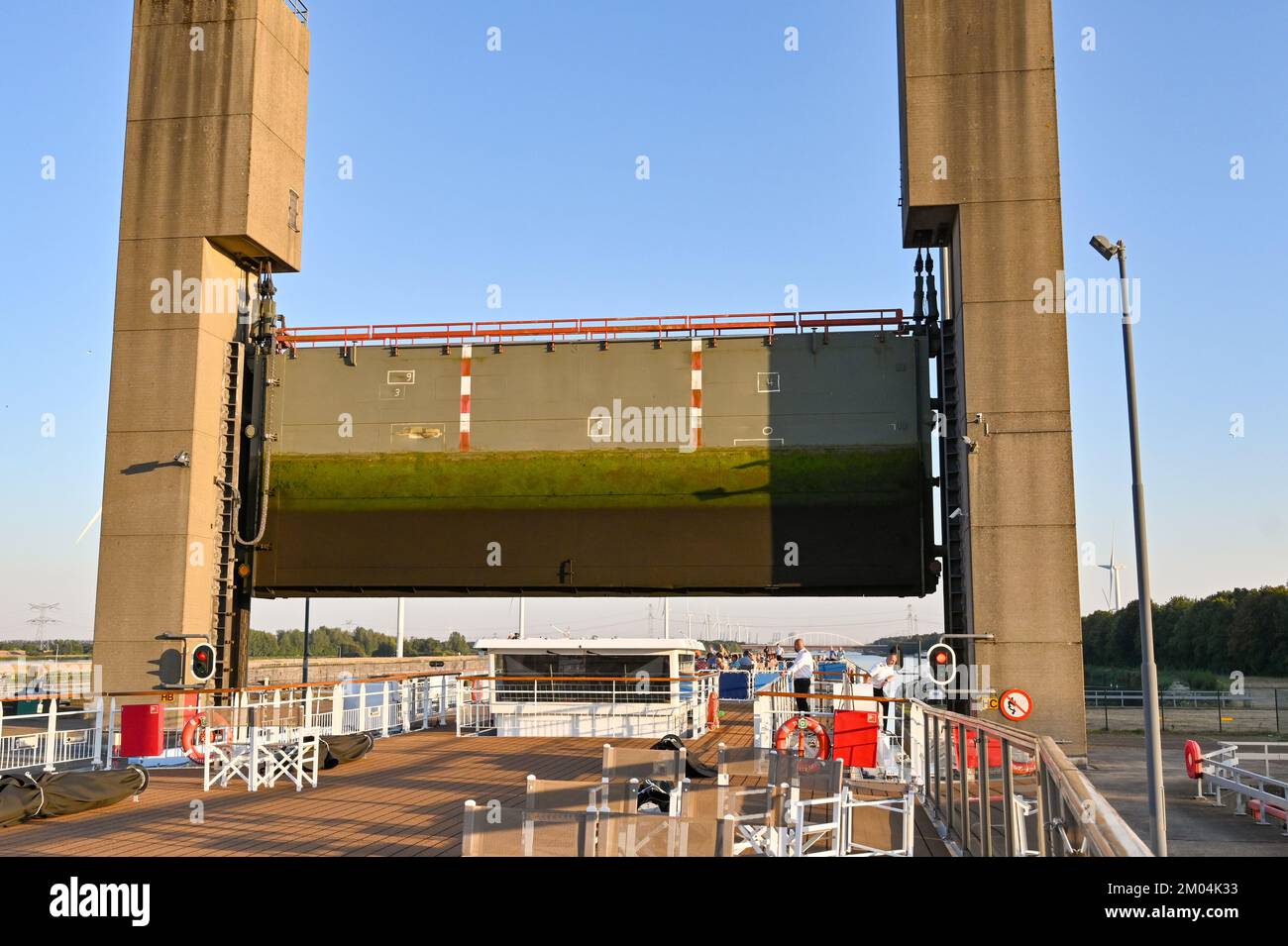 Rilland, Niederlande - August 2022: Flussrundfahrt unter dem schweren Stahltor einer großen Kanalschleuse Stockfoto