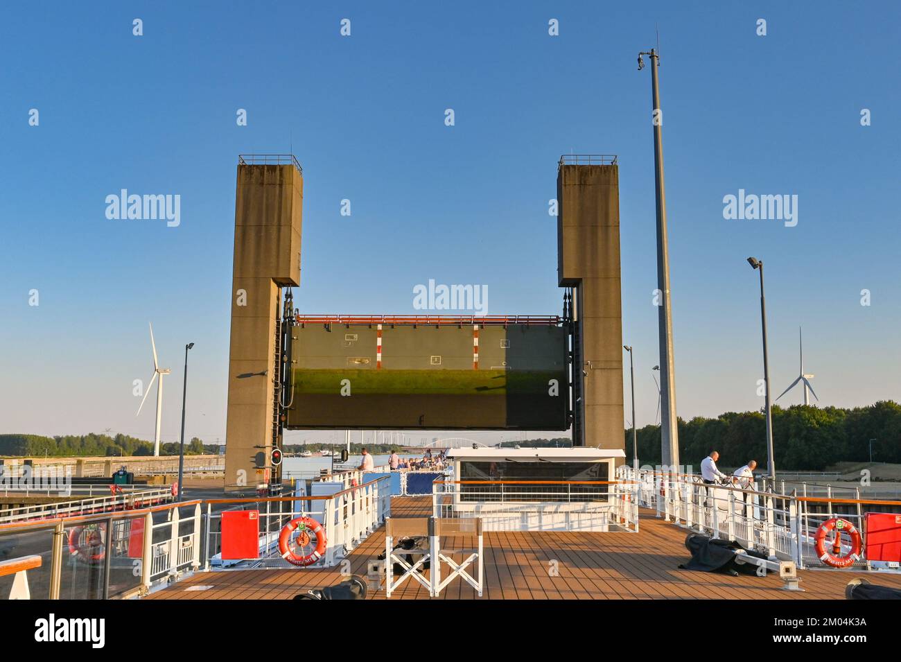 Rilland, Niederlande - August 2022: Flussrundfahrt unter dem schweren Stahltor einer großen Kanalschleuse Stockfoto