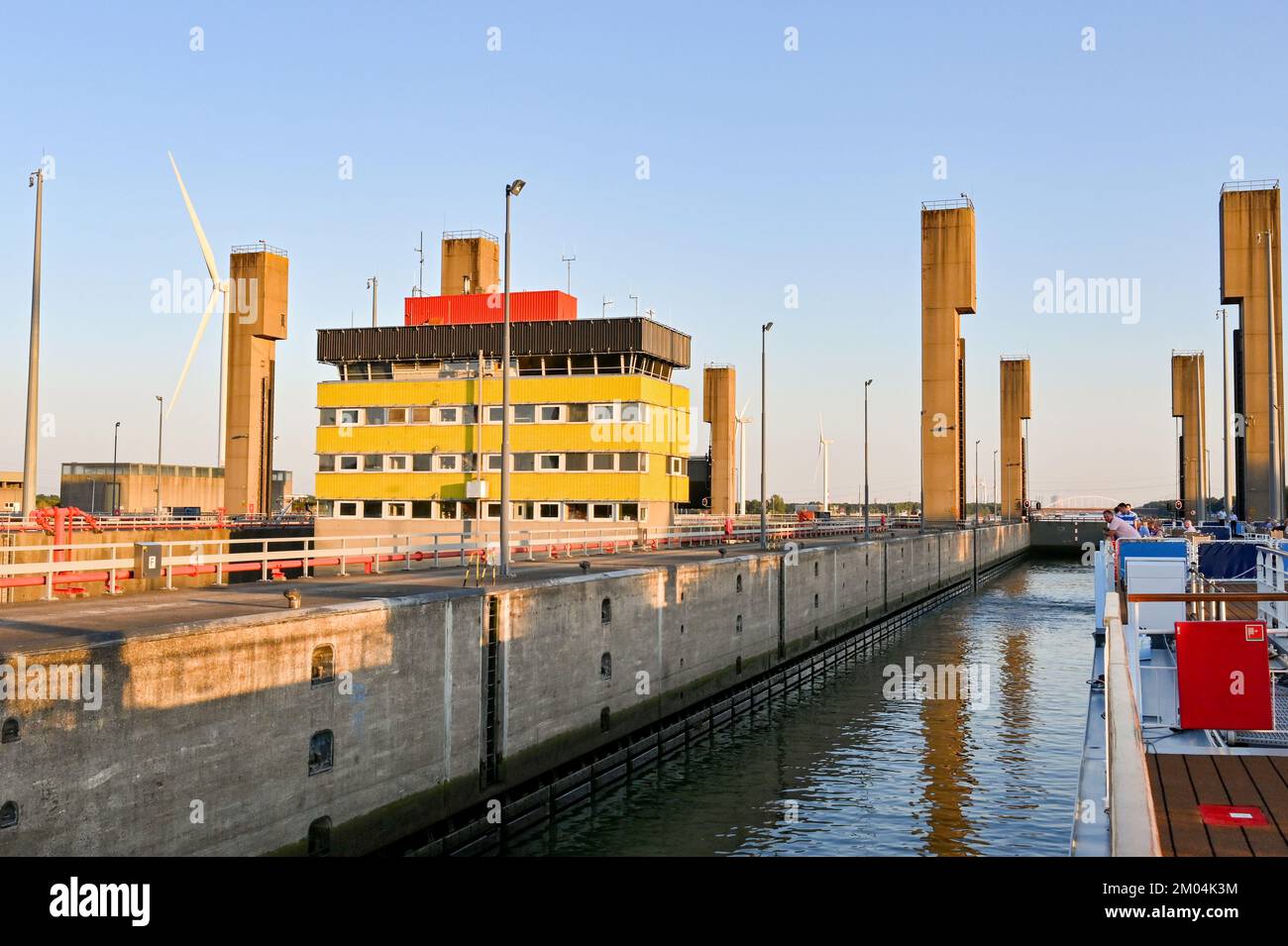 Rilland, Niederlande - August 2022: Kreuzfahrtschiff auf dem Fluss wartet in einer großen Kanalschleuse Stockfoto