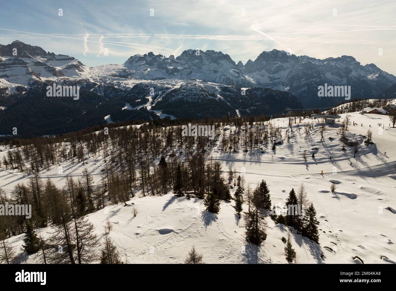 Luftaufnahme von Madonna di Campiglio und Usus Snowpark im Val Rendena dolomiten Trentino Italien im Winter Stockfoto