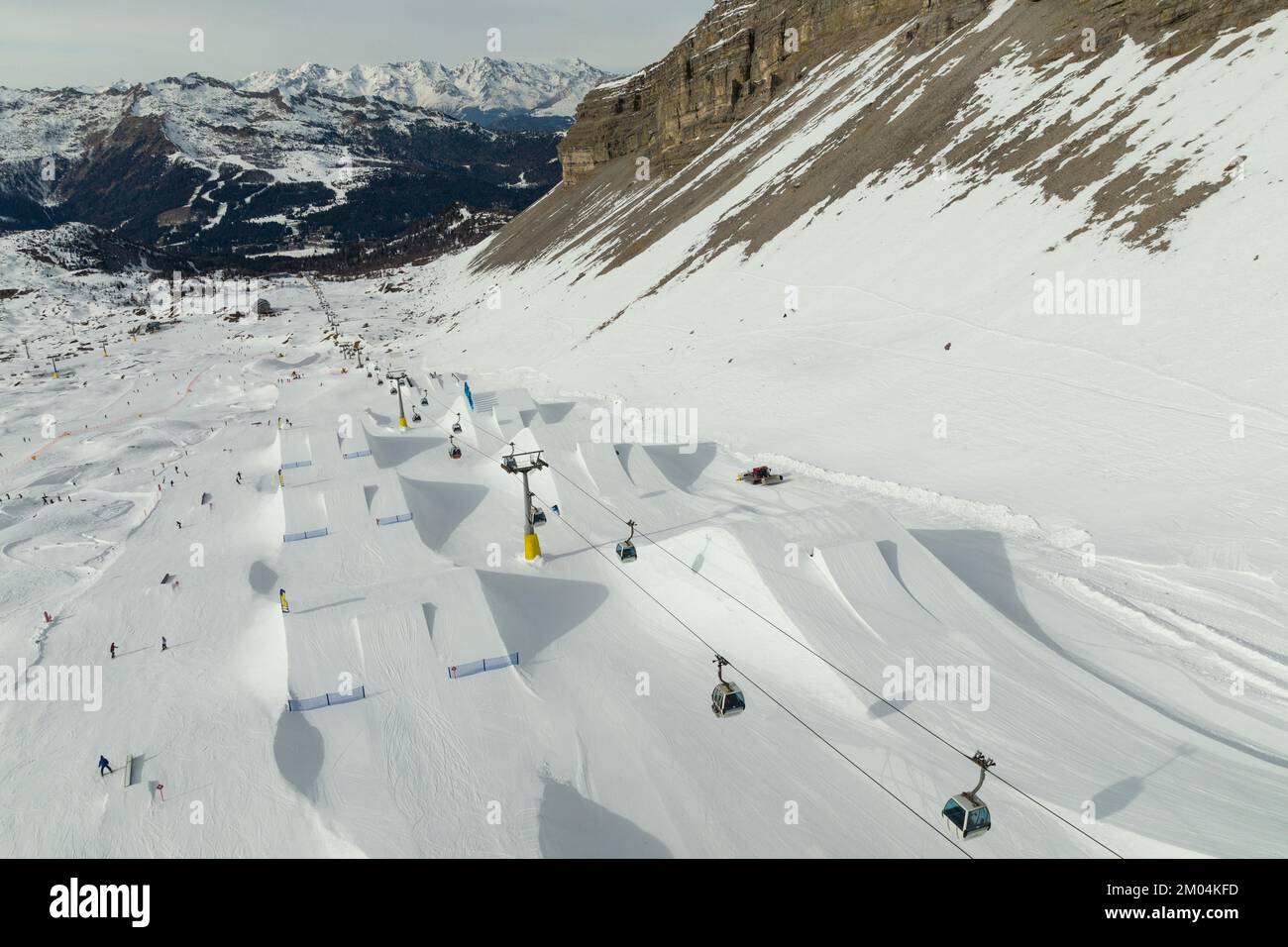 Luftaufnahme von Madonna di Campiglio und Usus Snowpark im Val Rendena dolomiten Trentino Italien im Winter Stockfoto