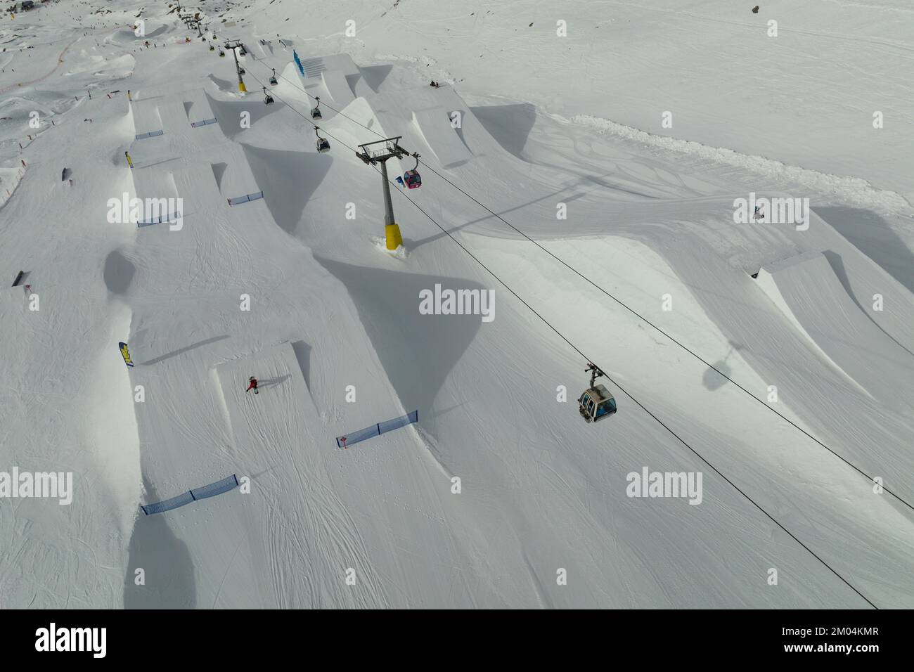 Luftaufnahme von Madonna di Campiglio und Usus Snowpark im Val Rendena dolomiten Trentino Italien im Winter Stockfoto