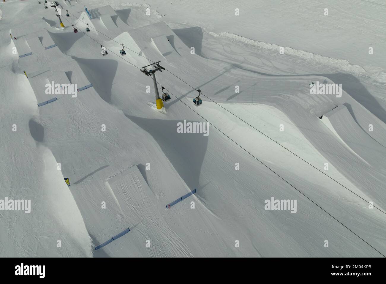 Luftaufnahme von Madonna di Campiglio und Usus Snowpark im Val Rendena dolomiten Trentino Italien im Winter Stockfoto