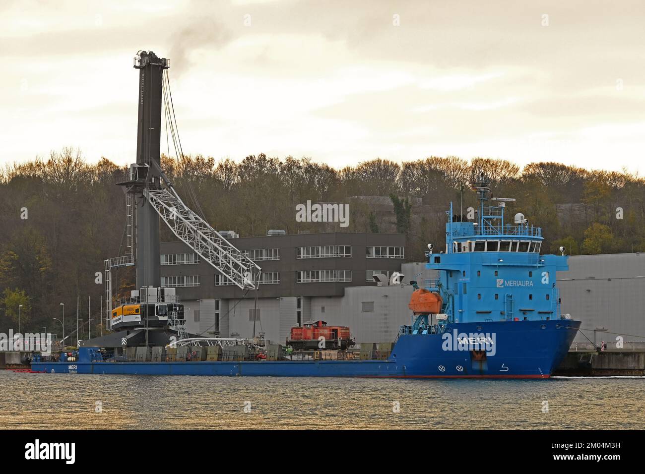 Der Mehrzweckträger MERI verlegte in Kiel, nachdem seine Fracht (Liebherr-Kran LHM 600) vor einigen Tagen in Holtenau in die Kieler Kanalbrücken gestürzt war. Stockfoto
