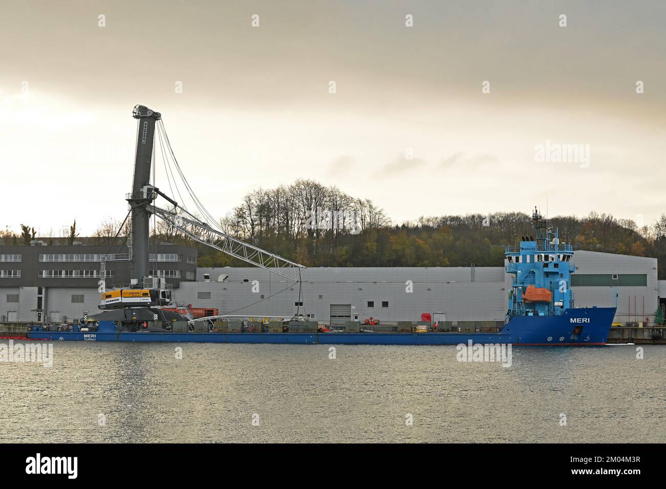 Der Mehrzweckträger MERI verlegte in Kiel, nachdem seine Fracht (Liebherr-Kran LHM 600) vor einigen Tagen in Holtenau in die Kieler Kanalbrücken gestürzt war. Stockfoto