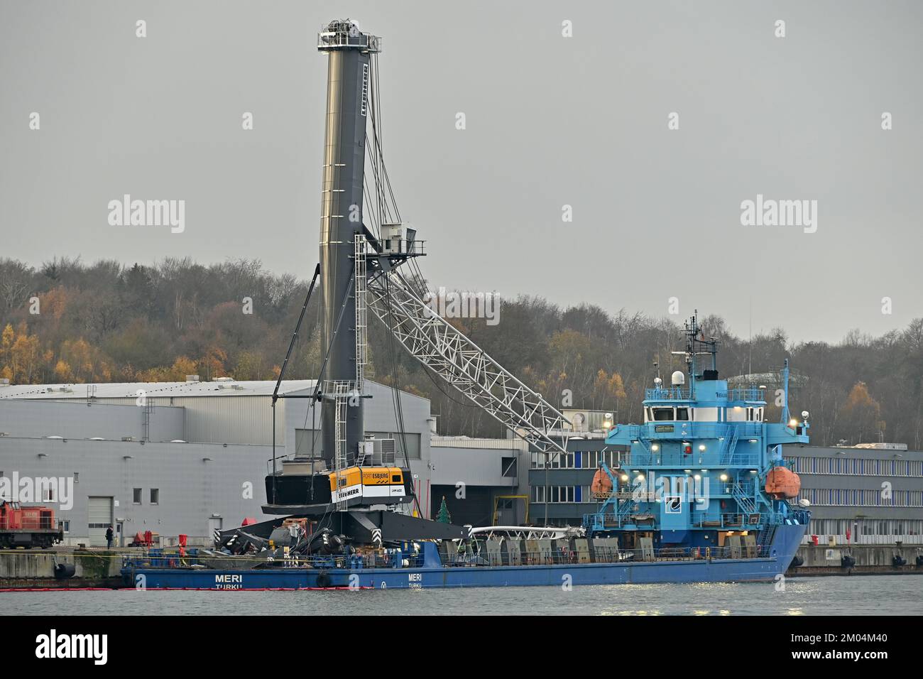 Der Mehrzweckträger MERI verlegte in Kiel, nachdem seine Fracht (Liebherr-Kran LHM 600) vor einigen Tagen in Holtenau in die Kieler Kanalbrücken gestürzt war. Stockfoto