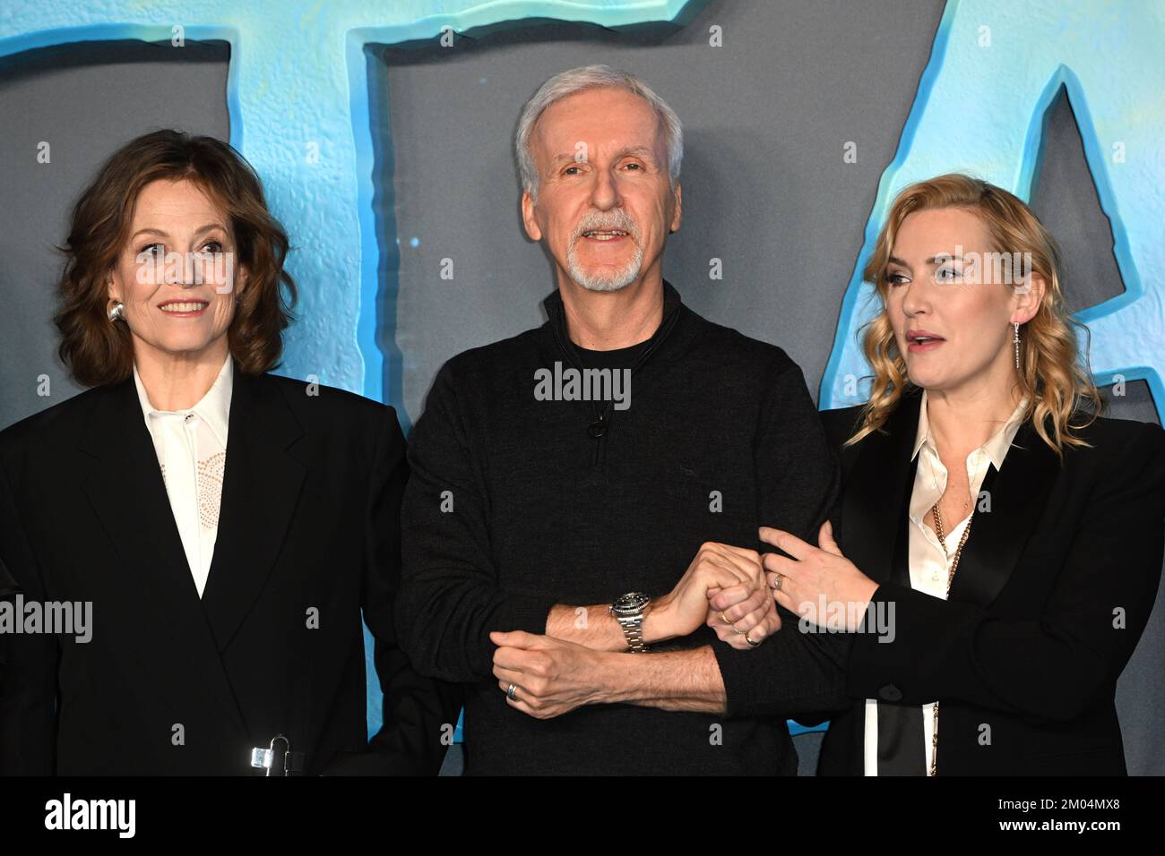 London, Großbritannien. 4. Dezember 2022 Sigourney Weaver, James Cameron und Kate Winslet nehmen an einem Fotoanruf für den neuen Film Avatar: The Way of Water im Corinthia Hotel in London Teil. Foto: Sonntag, 4. Dezember 2022. Das Foto sollte lauten: Matt Crossick/Empics/Alamy Live News Stockfoto
