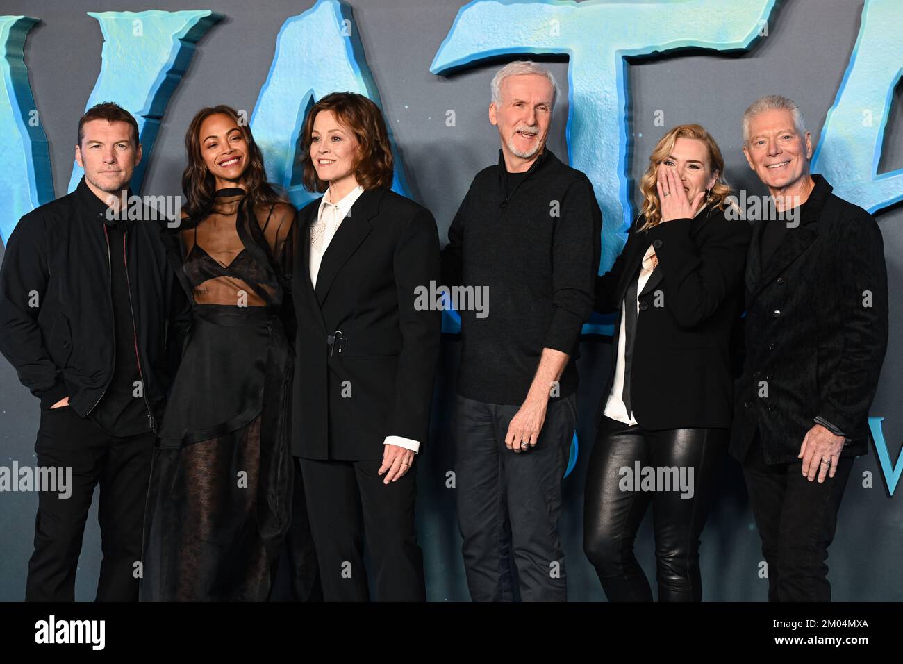London, Großbritannien. 4. Dezember 2022 Sam Worthington, Zoe Saldana, Sigourney Weaver, James Cameron, Kate Winslet und Stephan lang nehmen an einem Fotoanruf für den neuen Film Avatar: The Way of Water im Corinthia Hotel in London Teil. Foto: Sonntag, 4. Dezember 2022. Das Foto sollte lauten: Matt Crossick/Empics/Alamy Live News Stockfoto