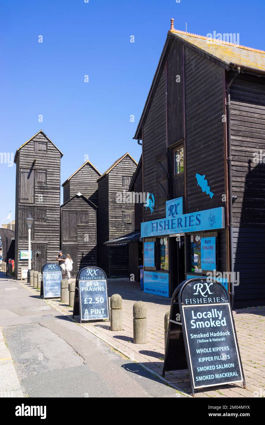 Hastings Old Town Fisheries on the Stade mit traditionellen schwarz bemalten Hütten mit hohen Netzen Hasting's Net Shops Hastings East Sussex England GB Europa Stockfoto