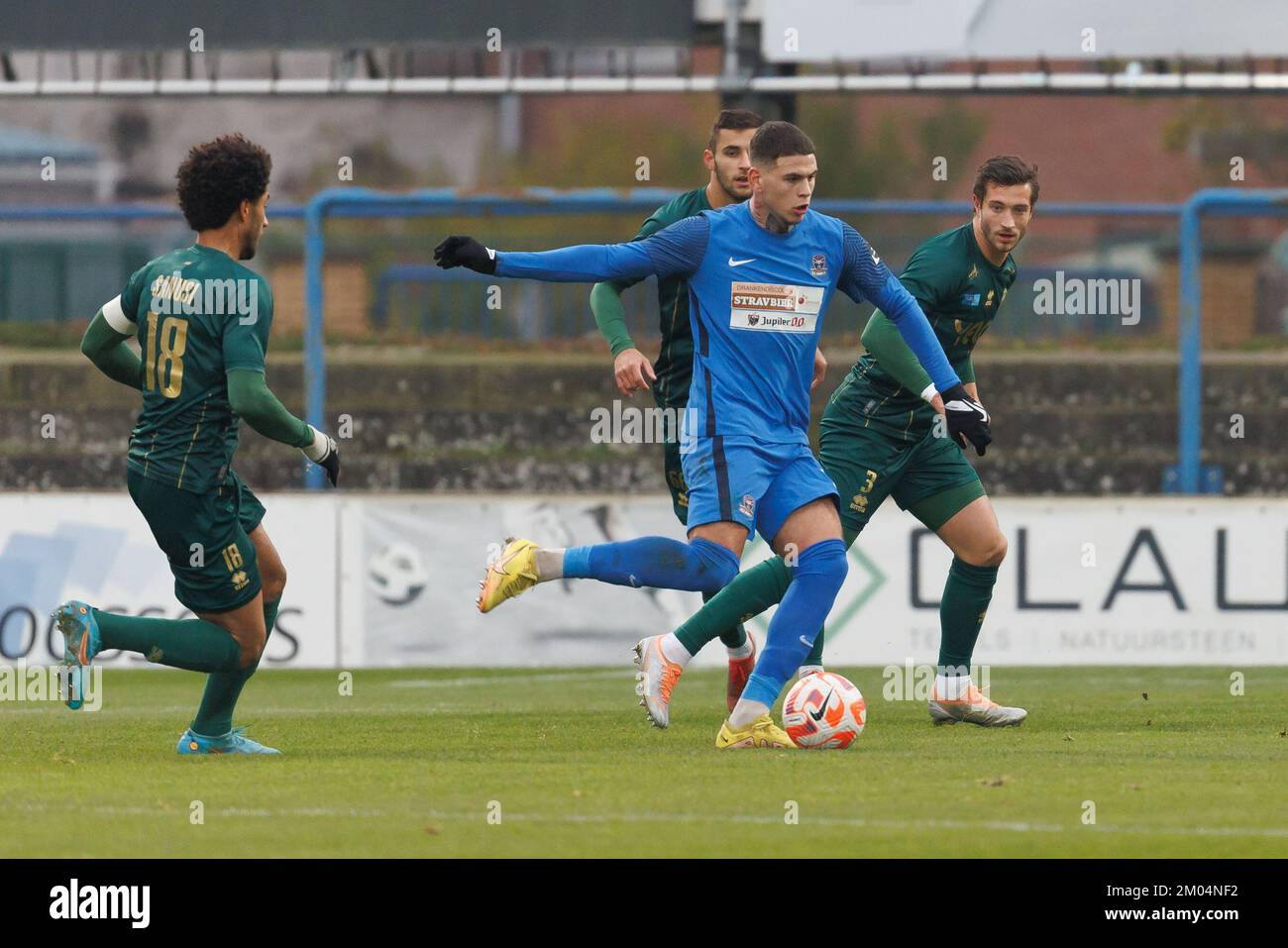 Dender Suer Barbaros Cukur Tiago und Beerschots Herve Matthys kämpfen um den Ball während eines Fußballspiels zwischen FCV Dender EH und Beerschot VA am Sonntag, den 04. Dezember 2022 in Denderleeuw, am 16. Tag der 1B. Division der belgischen Meisterschaft „Challenger Pro League“ 2022-2023. BELGA FOTO KURT DESPLENTER Stockfoto