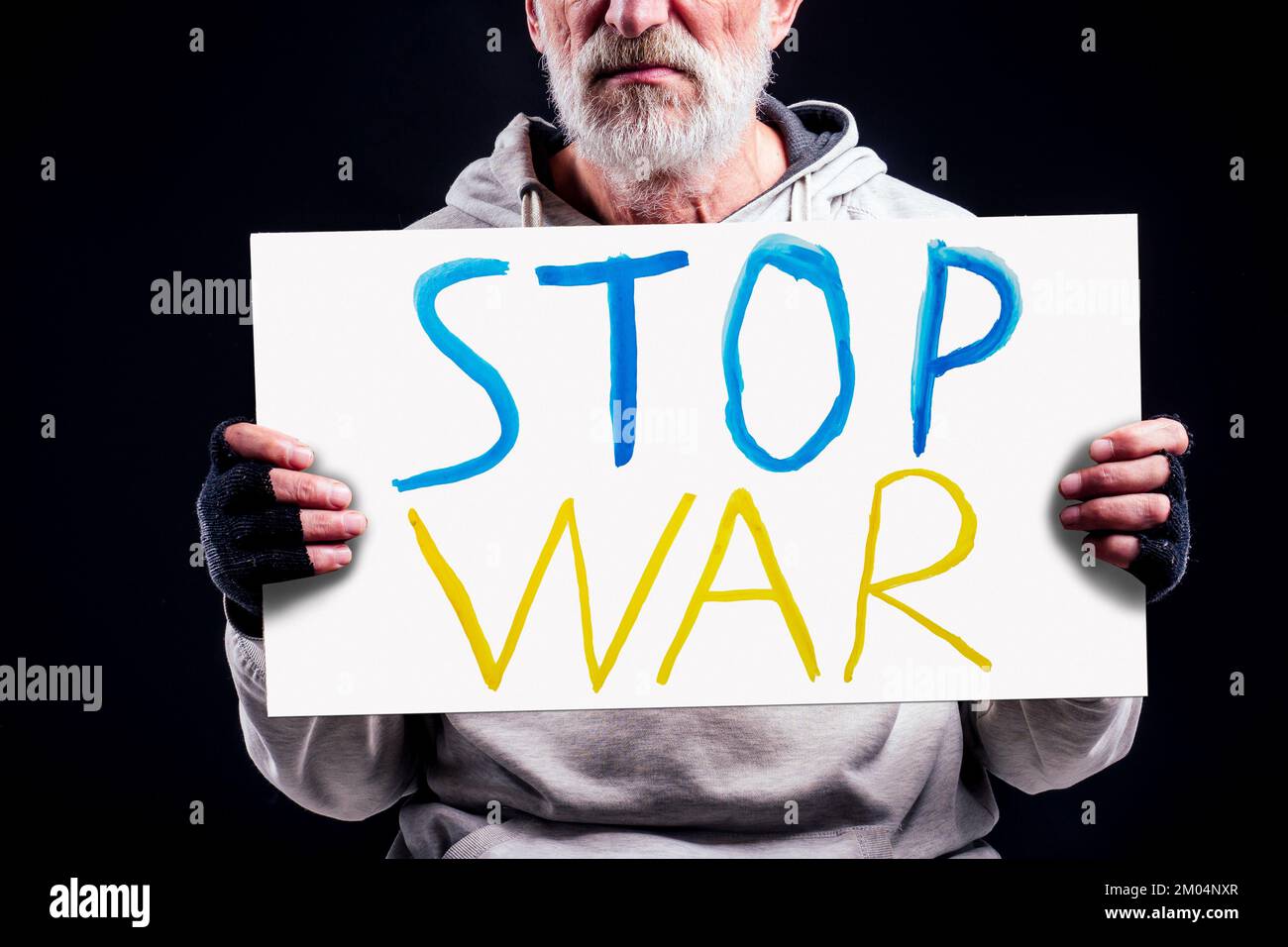 Arme weiße alte Männer mit Papptexten beenden den Krieg mit schwarzem Studiohintergrund. Russland gegen die Ukraine handeln mit Streitigkeiten und Anschlägen im Dritten Weltkrieg Stockfoto