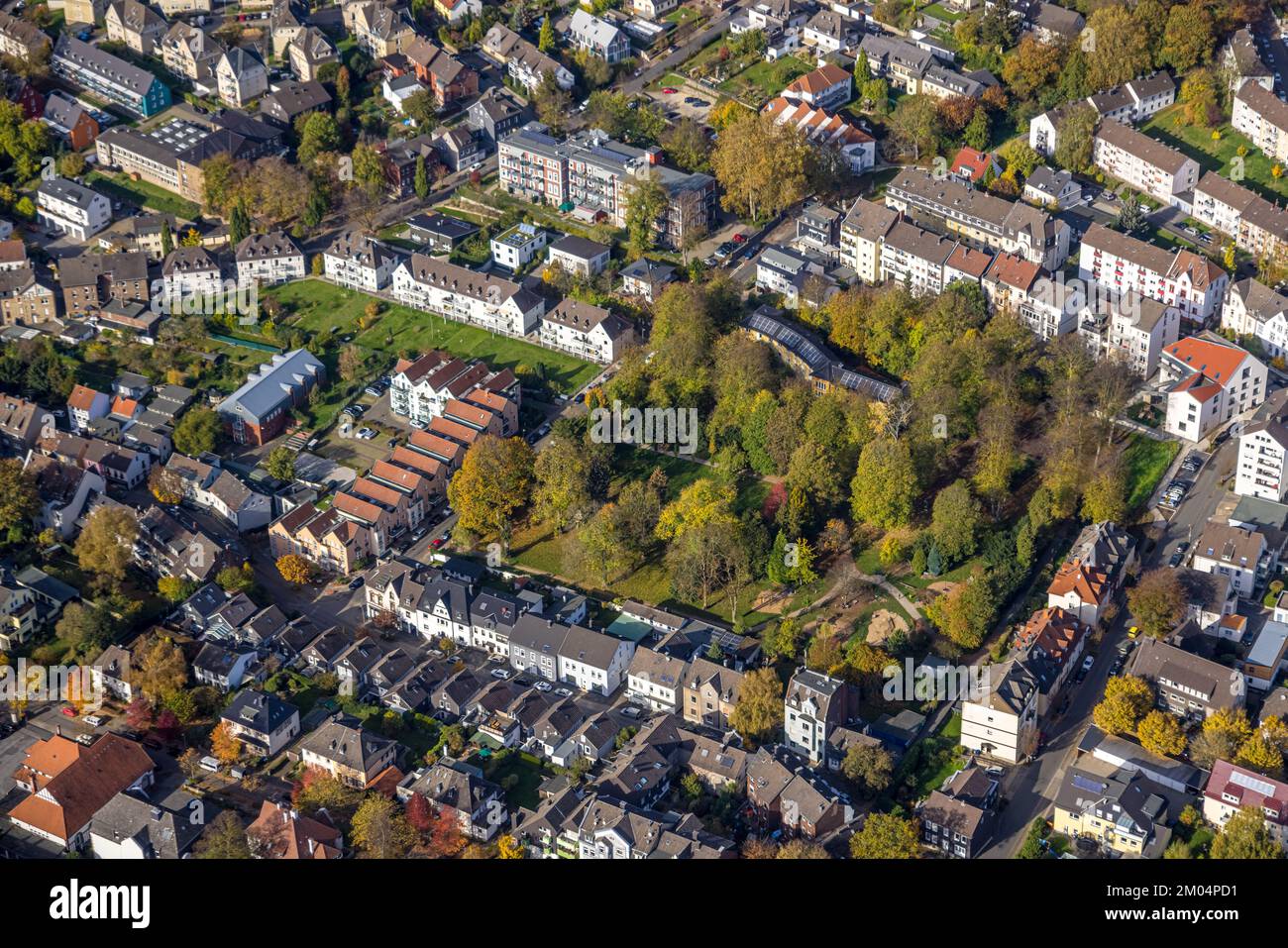 Luftaufnahme, Sozialamt der Stadtverwaltung und Jugendarbeitsamt im Park, alter Friedhof, Bäume in Herbstfarben, Wetter, Ruhrgebiet, Nort Stockfoto