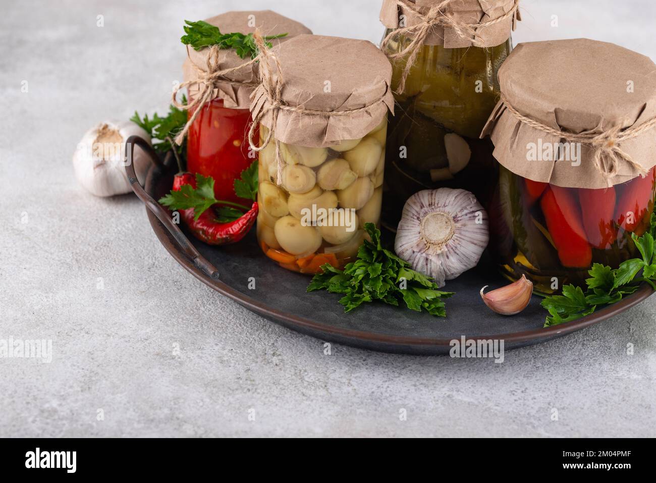Eingelegtes Gemüse in Gläsern. Stockfoto