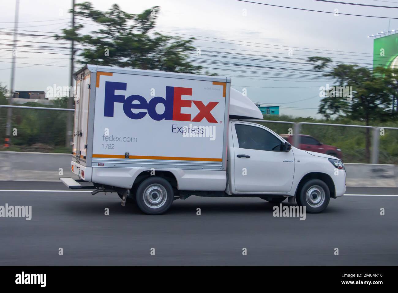 BANGKOK, THAILAND, 15 2022. JUNI, Eine Abholung von Fedex fährt in der Dämmerung entlang der Autobahn Stockfoto