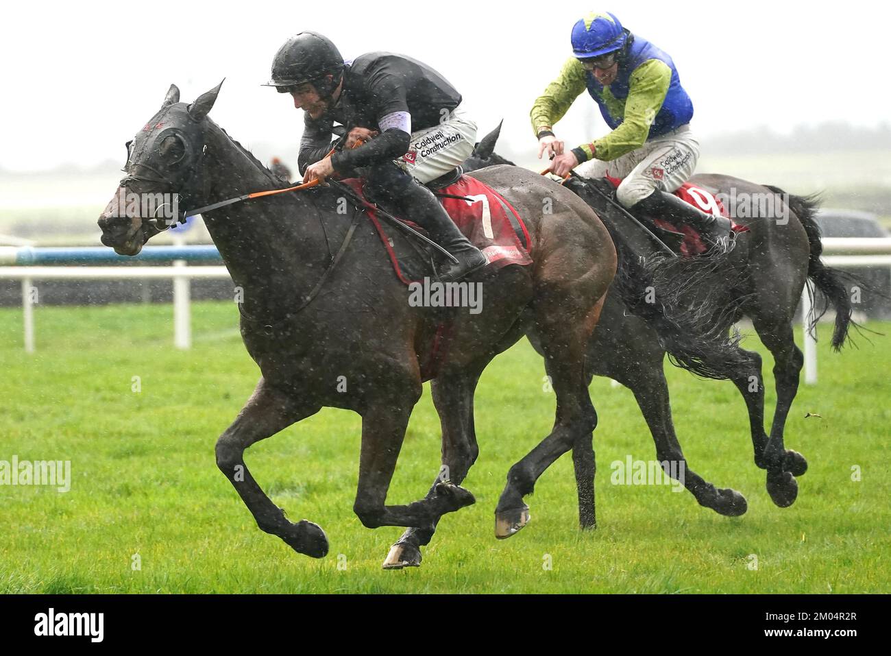 Strafe geritten von Jockey Jordan Gainford (links) auf dem Weg, die Bar One Racing Porterstown Handicap Chase mit Fakiera zu gewinnen, geritten von Jockey Jack Kennedy Zweiter am zweiten Tag des Winter Festivals auf der Fairyhouse Racecourse, County Meath. Foto: Sonntag, 4. Dezember 2022. Stockfoto