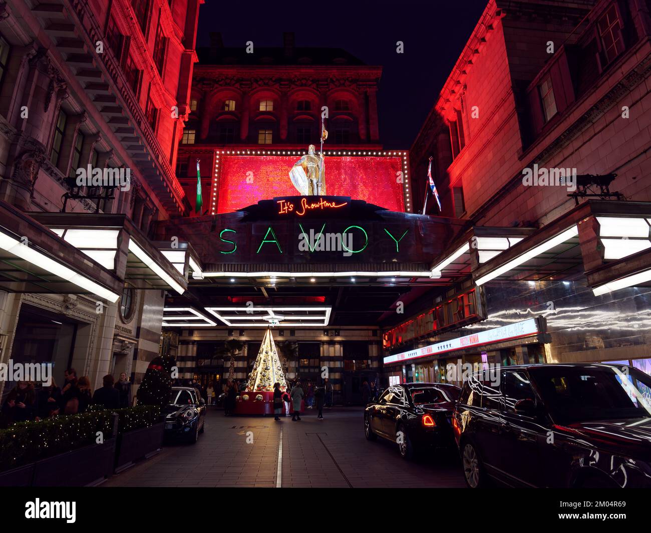 Savoy Hotel Weihnachtsfassade und Taxistand, The Strand, London. Das Savoy Theatre befindet sich auf der rechten Seite und zeigt derzeit Pretty Woman Stockfoto