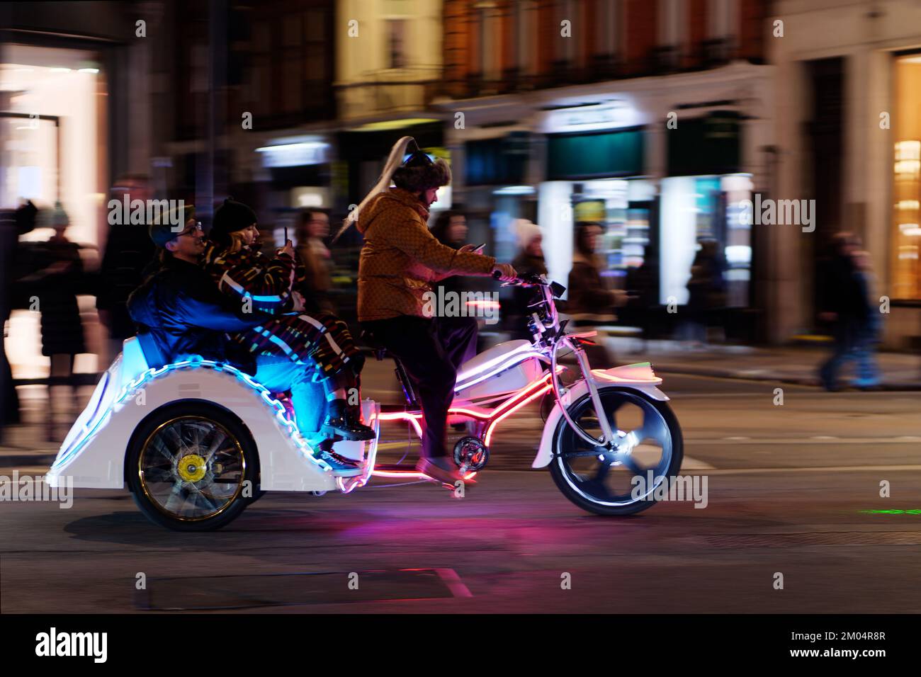 Rikscha alias Pedicab at Night in der Regent Street in London. Stockfoto
