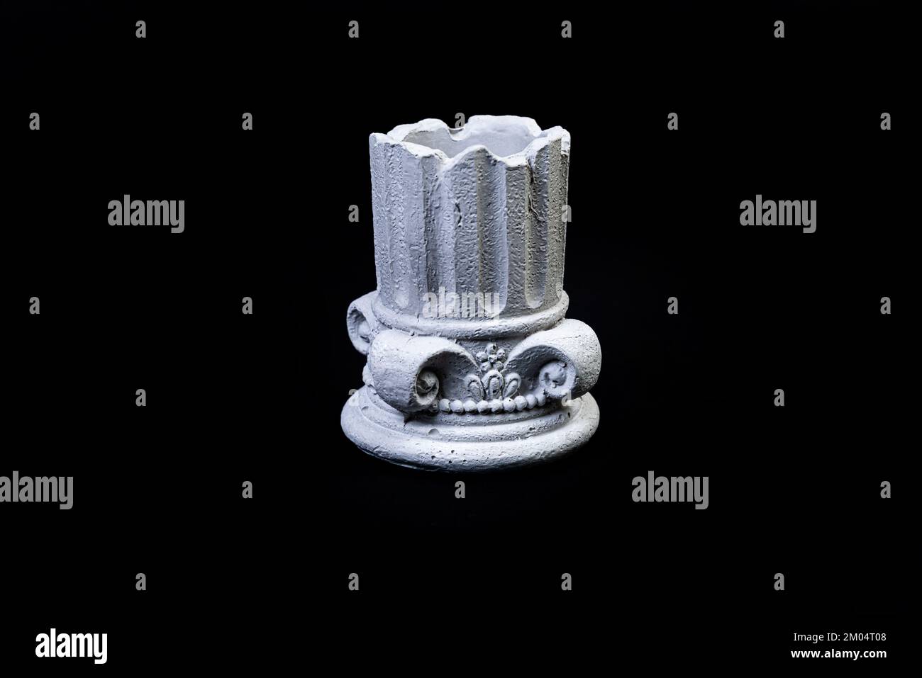 Gipssäule mit Schüssel, Vase mit Stuckverzierungen in Form von Blumenverzierungen, Gipsvase in Form einer antiken Säule. Moderne Kunst. Modus Stockfoto