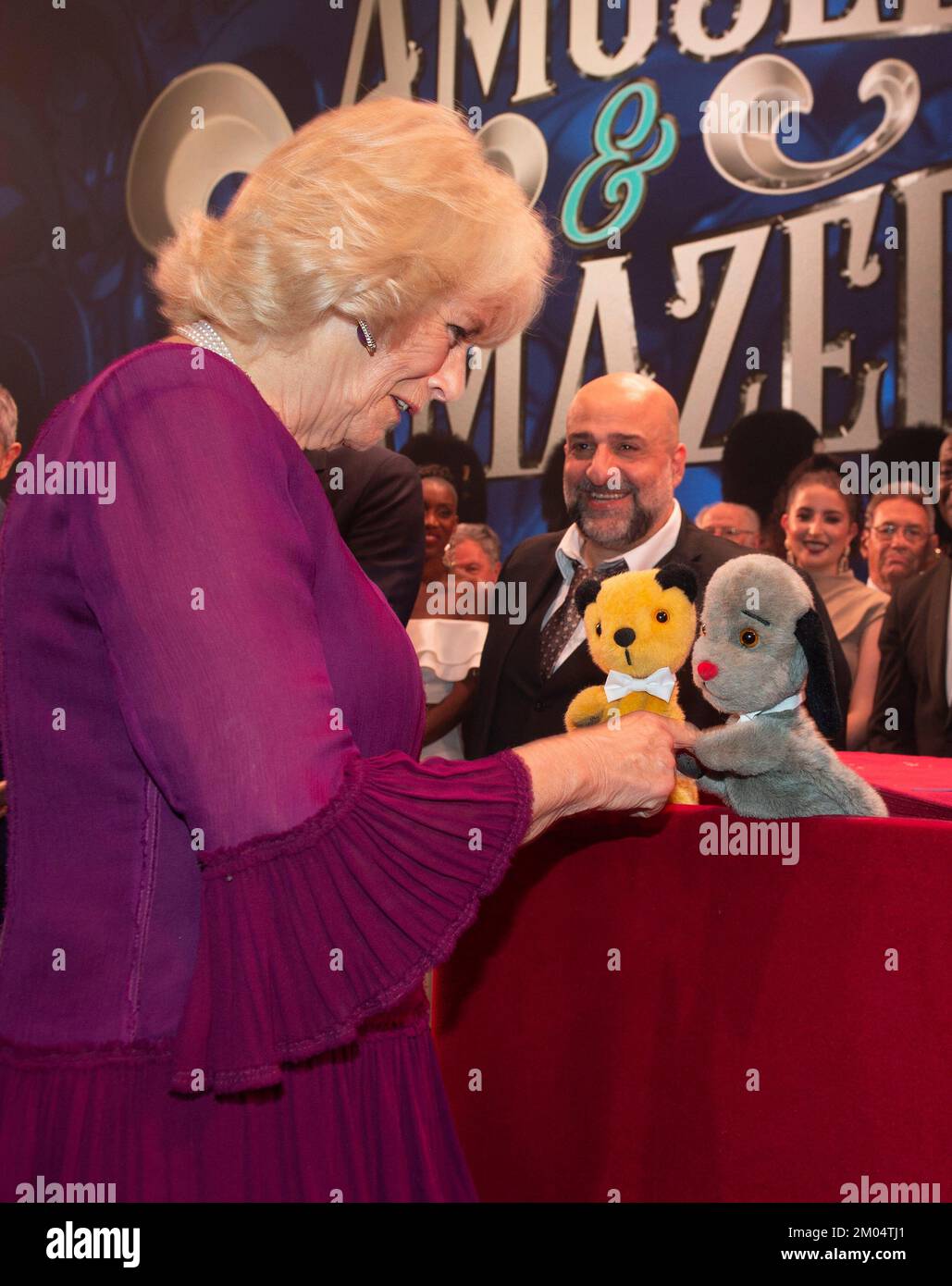 Dateifoto vom 13. Oktober 11/2018 der Herzogin von Cornwall, die die Puppen Sooty und Sweep nach dem "We are Most amused and amazed" -Auftritt im London Palladium trifft. Ruoty wird 2023 75 Jahre im Showbusiness feiern, wobei der aktuelle Wächter des unverwechselbaren Gelbbbären sagt, Einfachheit sei der Schlüssel zu seiner dauerhaften Beliebtheit. Sidekicks Sweep, Soo und Richard Cadell werden im nächsten Jahr zusammen mit Ruoty eine Theatertour und eine neue Fernsehserie machen, aber davor gibt es eine Stint in Pantomime und eine weitere Promotion für eine WeihnachtsSingle, die Geld für die Wohltätigkeitsorganisation Childline sammelt. Ausgabedatum: Sonntag Dezember Stockfoto