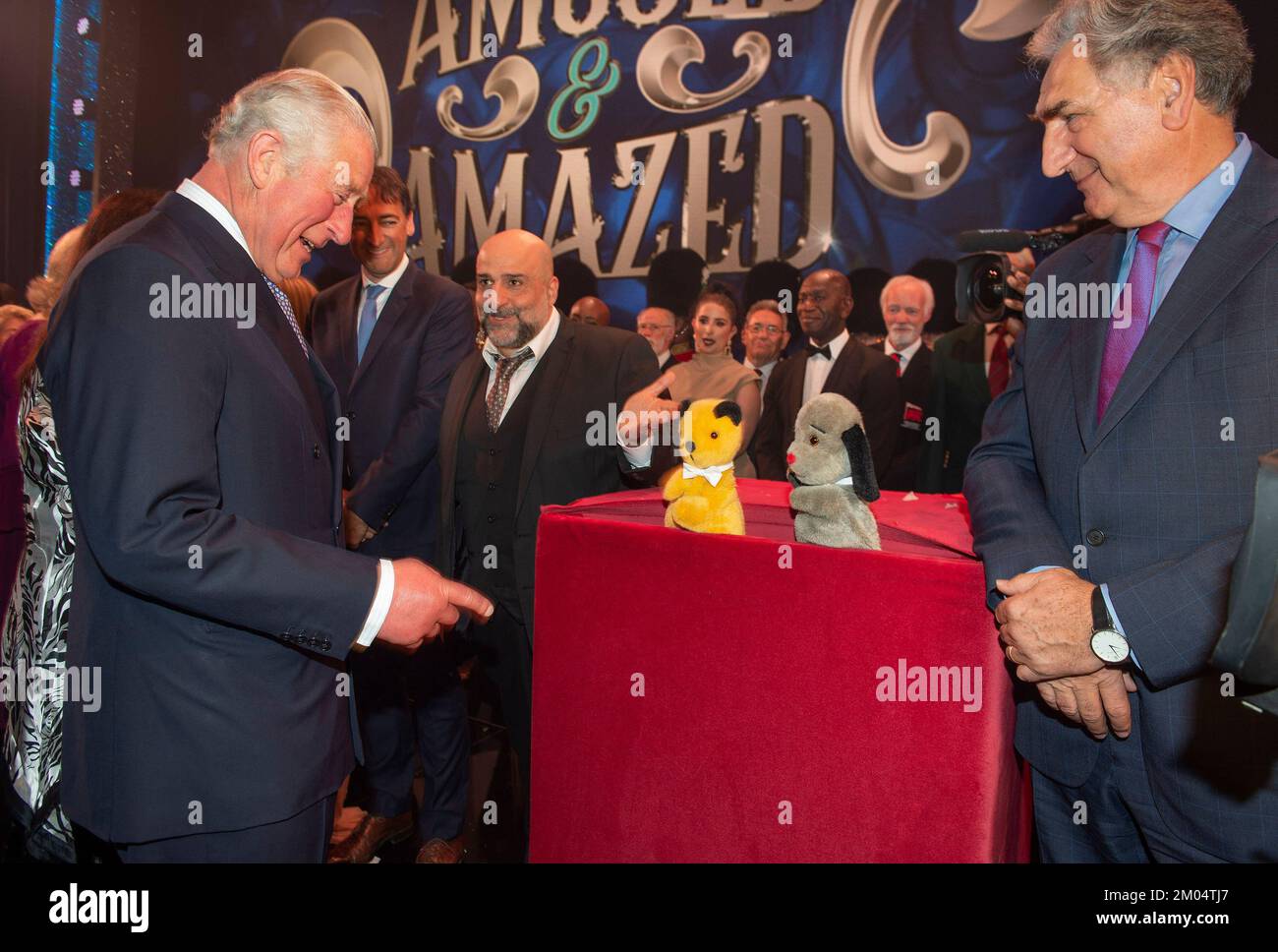 Dateifoto vom 13./11/2018 des damaligen Prinzen von Wales, der die Puppen Sooty und Sweep nach dem "We are Most amused and amazed" -Auftritt im London Palladium trifft. Ruoty wird 2023 75 Jahre im Showbusiness feiern, wobei der aktuelle Wächter des unverwechselbaren Gelbbbären sagt, Einfachheit sei der Schlüssel zu seiner dauerhaften Beliebtheit. Sidekicks Sweep, Soo und Richard Cadell werden im nächsten Jahr zusammen mit Ruoty eine Theatertour und eine neue Fernsehserie machen, aber davor gibt es eine Stint in Pantomime und eine weitere Promotion für eine WeihnachtsSingle, die Geld für die Wohltätigkeitsorganisation Childline sammelt. Ausgabedatum: Sonntag Dezember Stockfoto