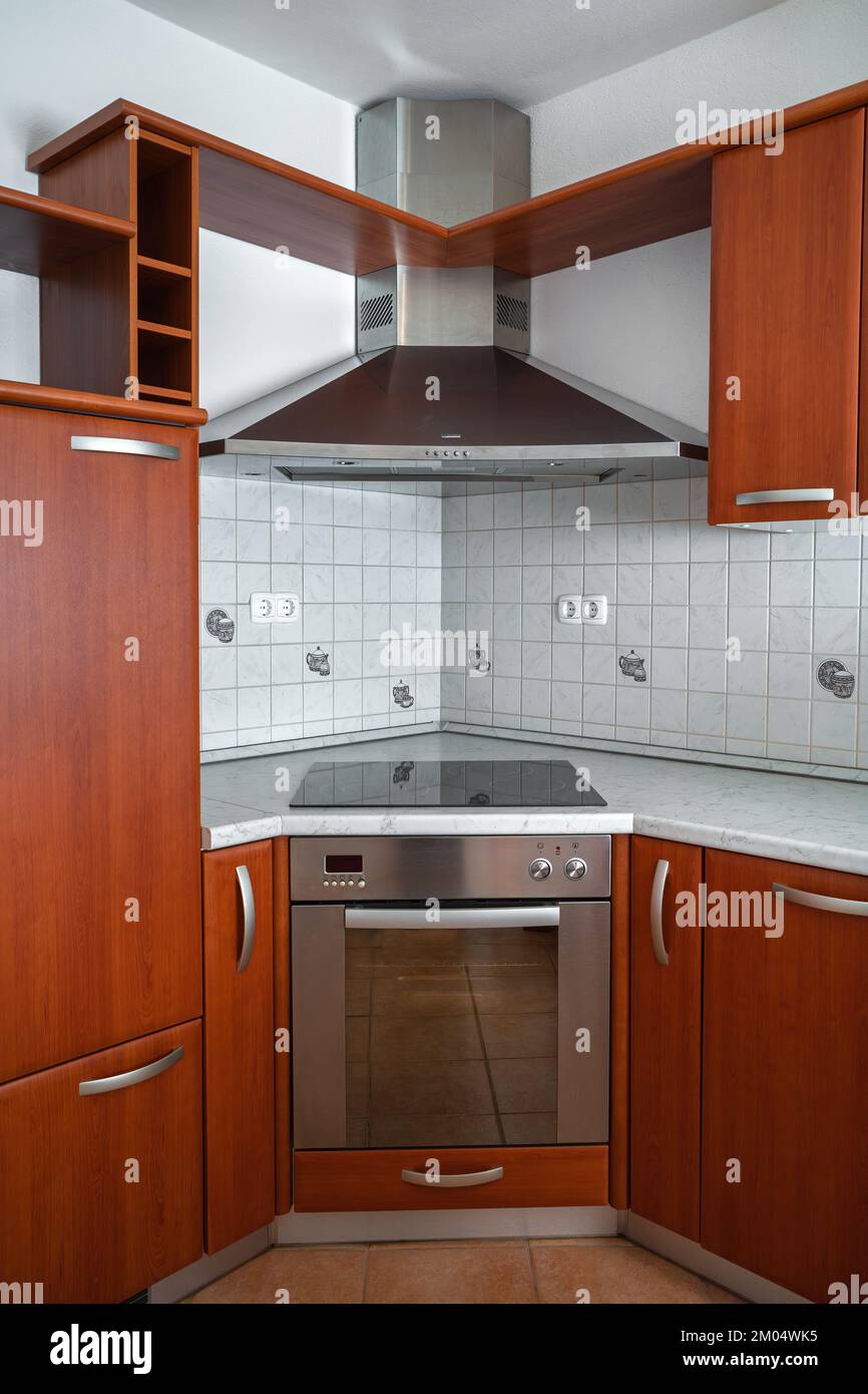Eine Kochnische mit Herd und Haube in der modernen Küche des Apartments Stockfoto