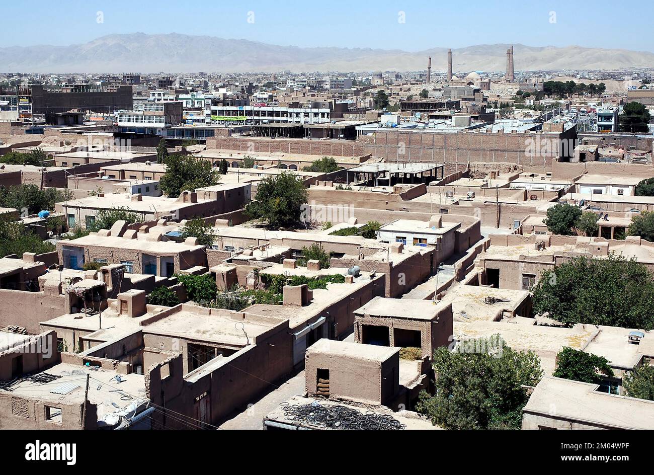 Blick über die Stadt Herat in Afghanistan von der Zitadelle Herat. Die Aussicht zeigt die Minarette Musalla und das Gawhar Shad Mausoleum in der Ferne. Stockfoto