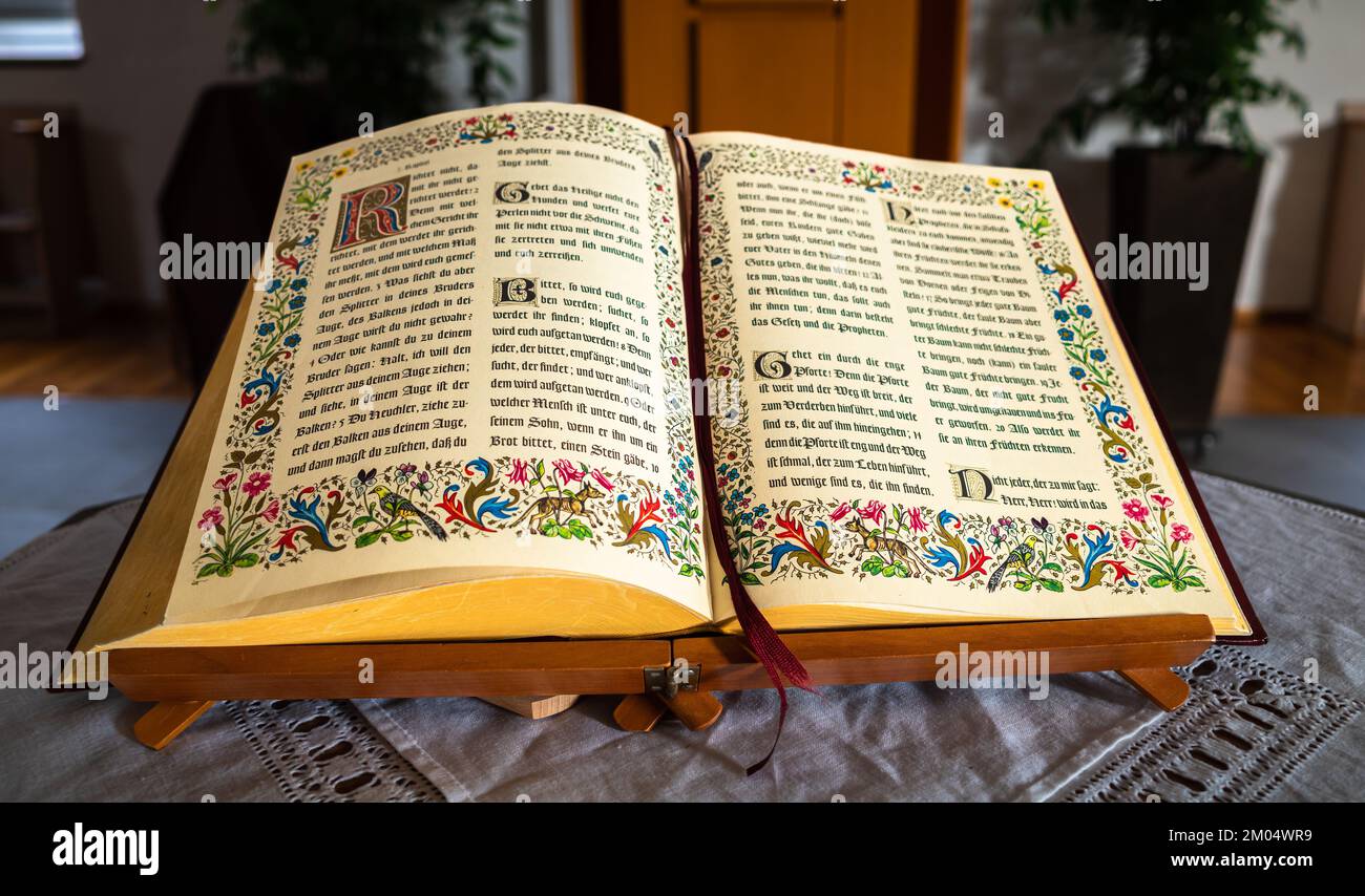 Embrach, Schweiz - 23. Oktober 2022: Ein offenes Bibelbuch auf einem Tisch in der evangelisch-reformierten Kirche in Embrach. Stockfoto