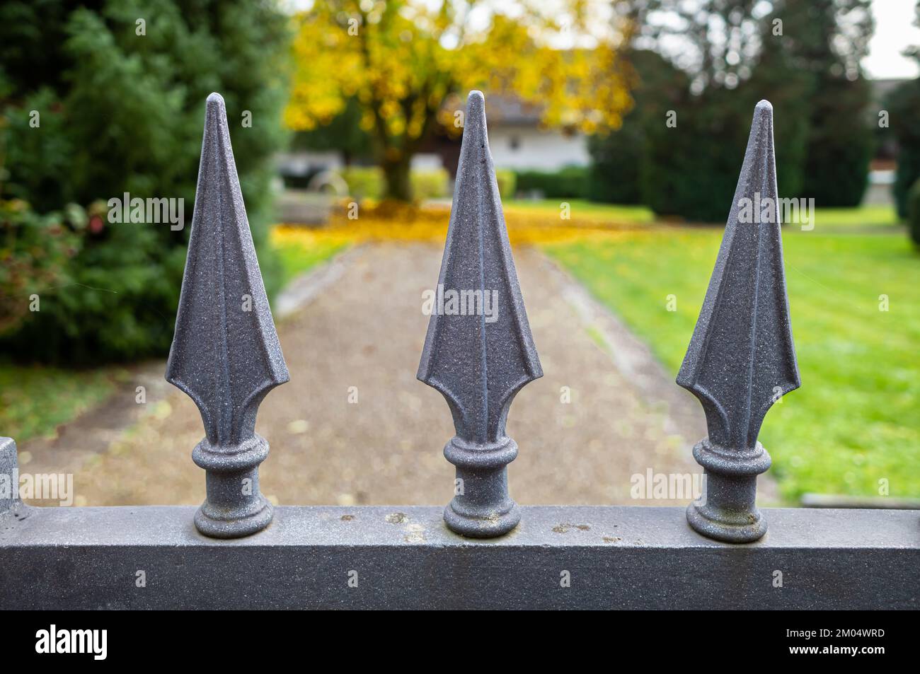 Die spitzen Spitzen des Gartenzauns in Embrach Stockfoto