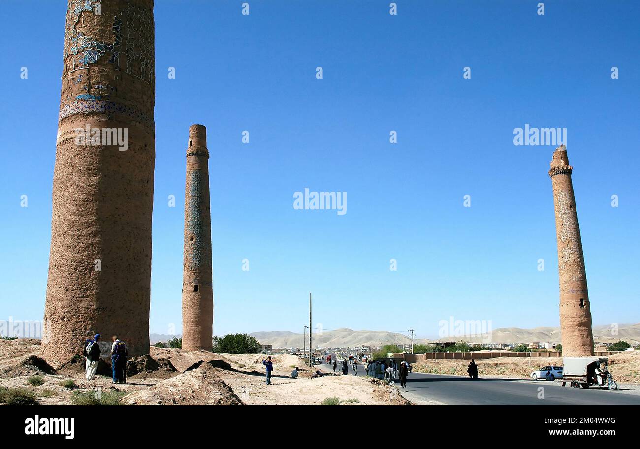 Herat in Afghanistan. Drei der Musalla-Minarette von Herat, Teil des Musalla-Komplexes. Fünf Minarette sind noch übrig - ruiniert, aber immer noch stehen. Stockfoto
