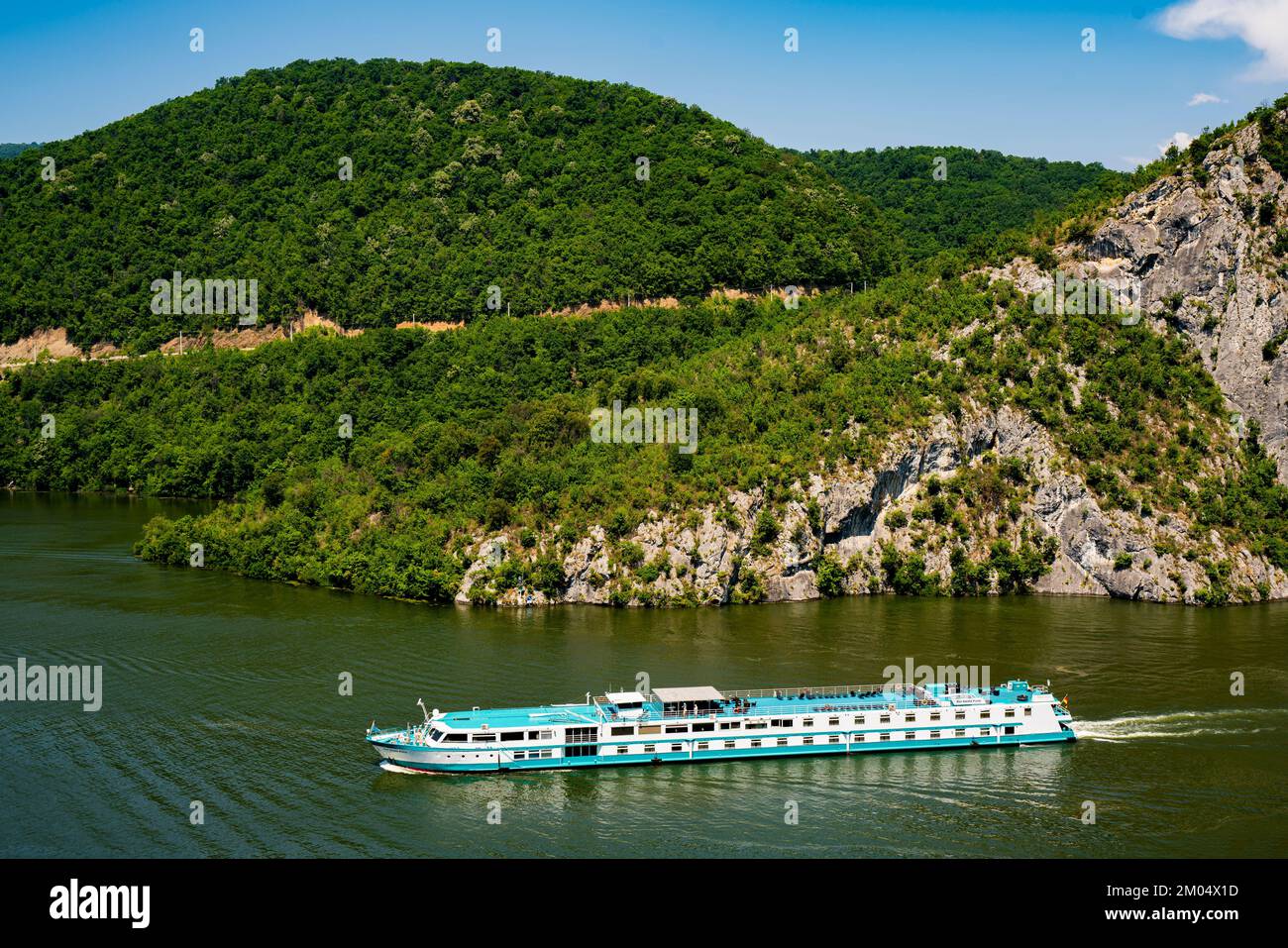 Donau, Serbien - 1. Juli 2022: Der kleine Prinz (der kleine Prinz) Flusskreuzfahrt in der Donauschlucht in Serbien. Das Schiff wurde 1990er gebaut, Platz für 9 Personen Stockfoto