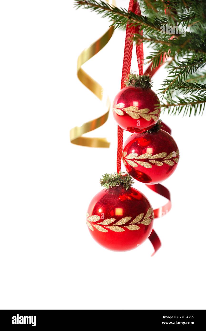 Weihnachtsdekorationen. Drei rote Kugeln mit goldenem Muster auf dem Weihnachtsbaum Stockfoto